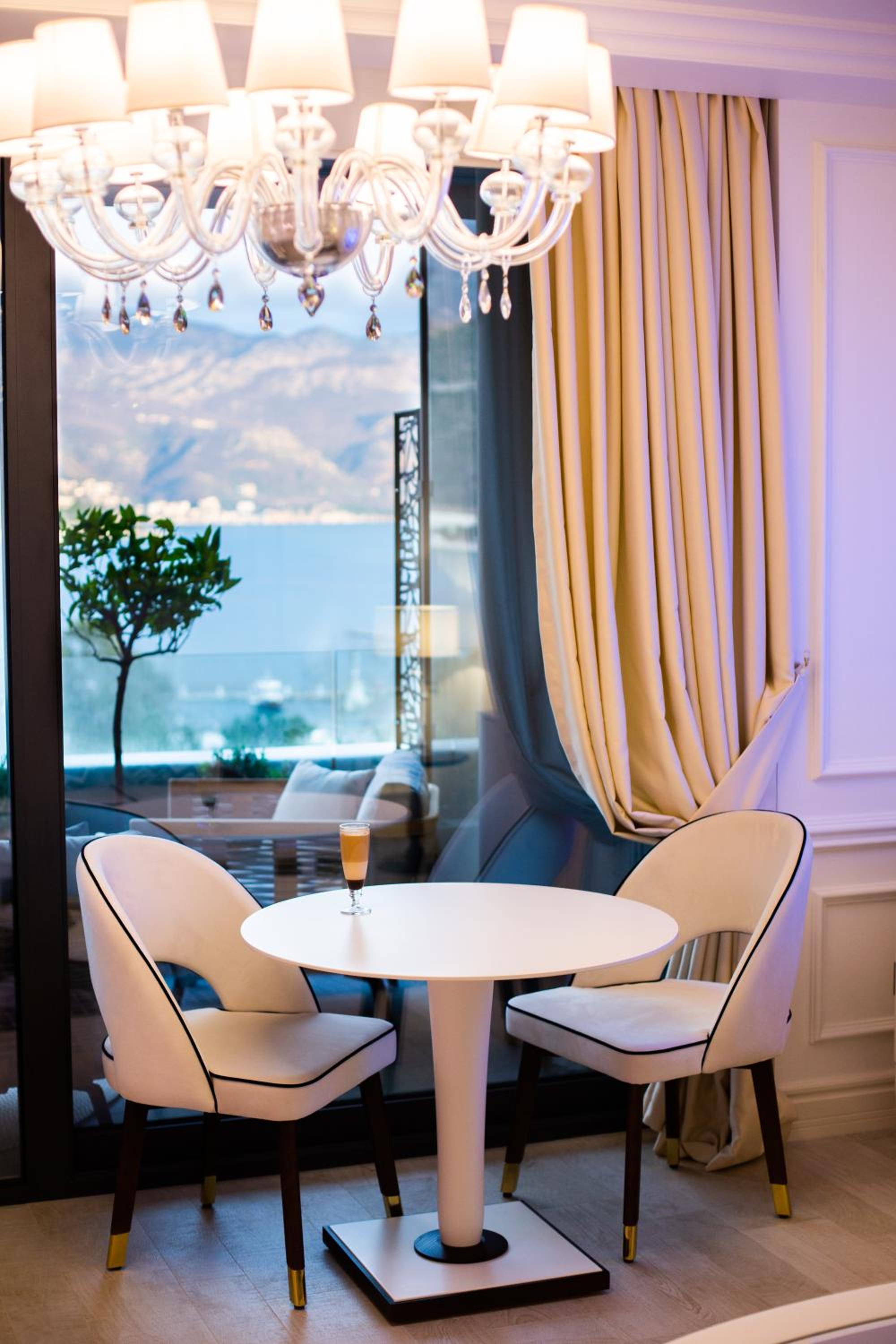 Deluxe Suite with Terrace and Sea View