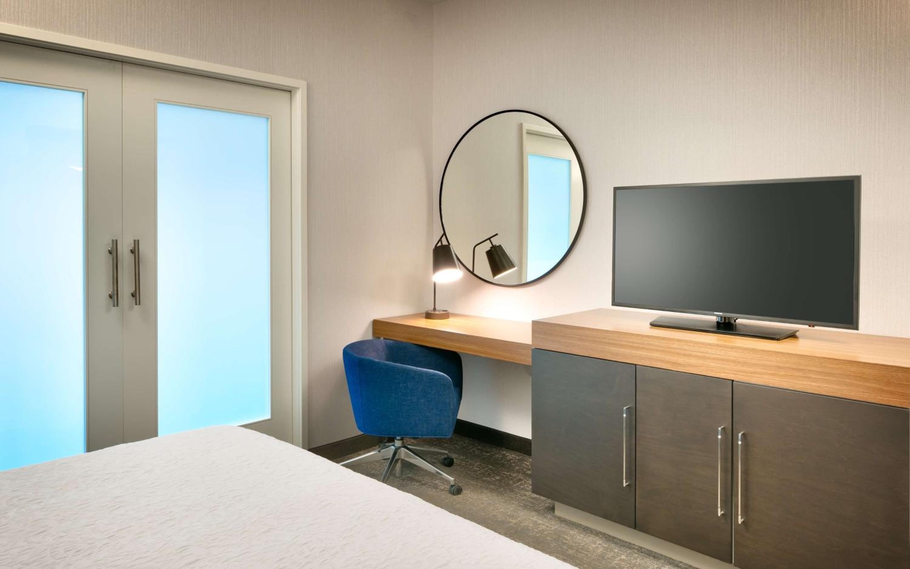 King Room with Sofa Bed - Mobility Access/Non-Smoking