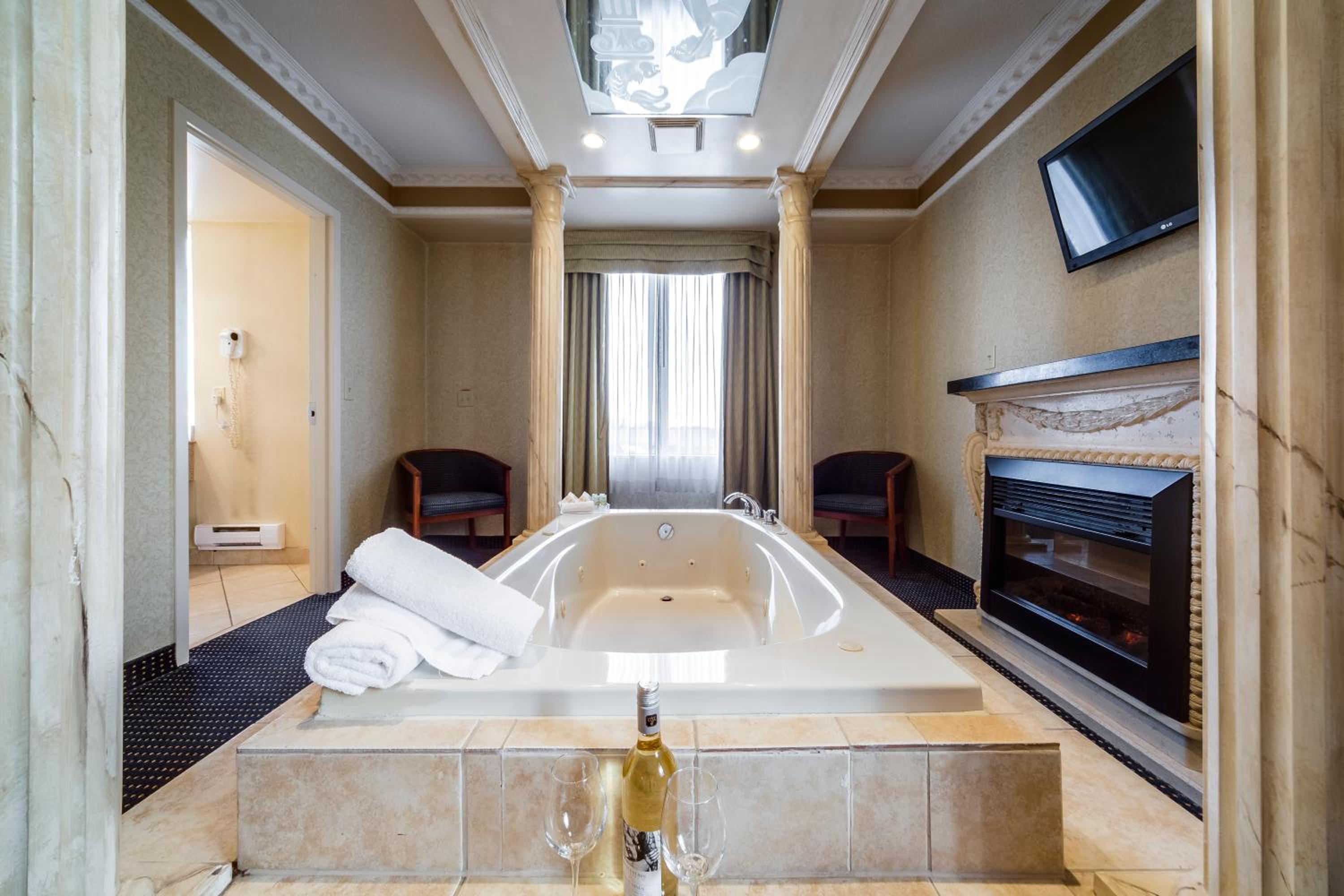 Luxury King Suite With Jetted Tub