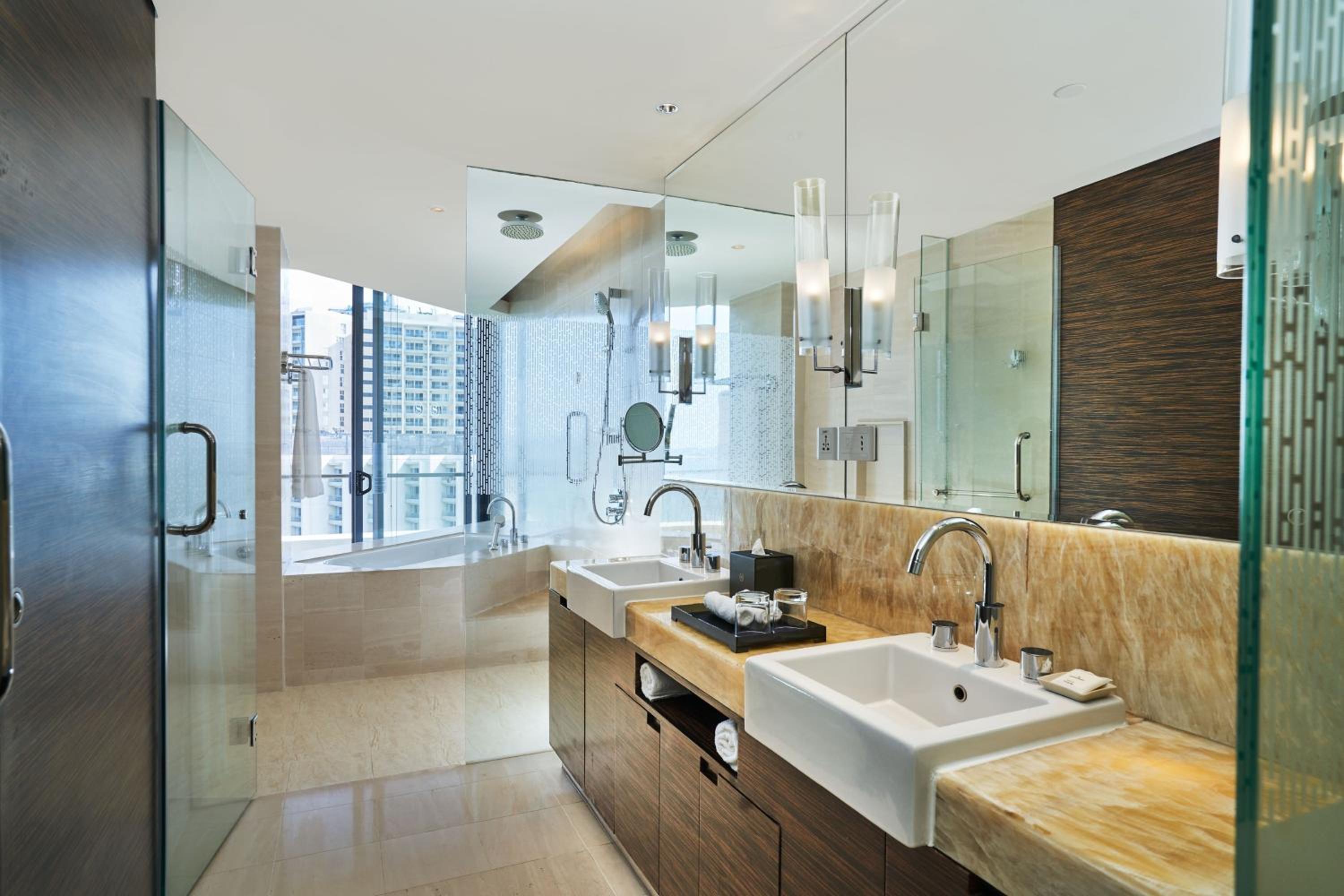 Club Premium King, Club lounge access, Larger Guest room