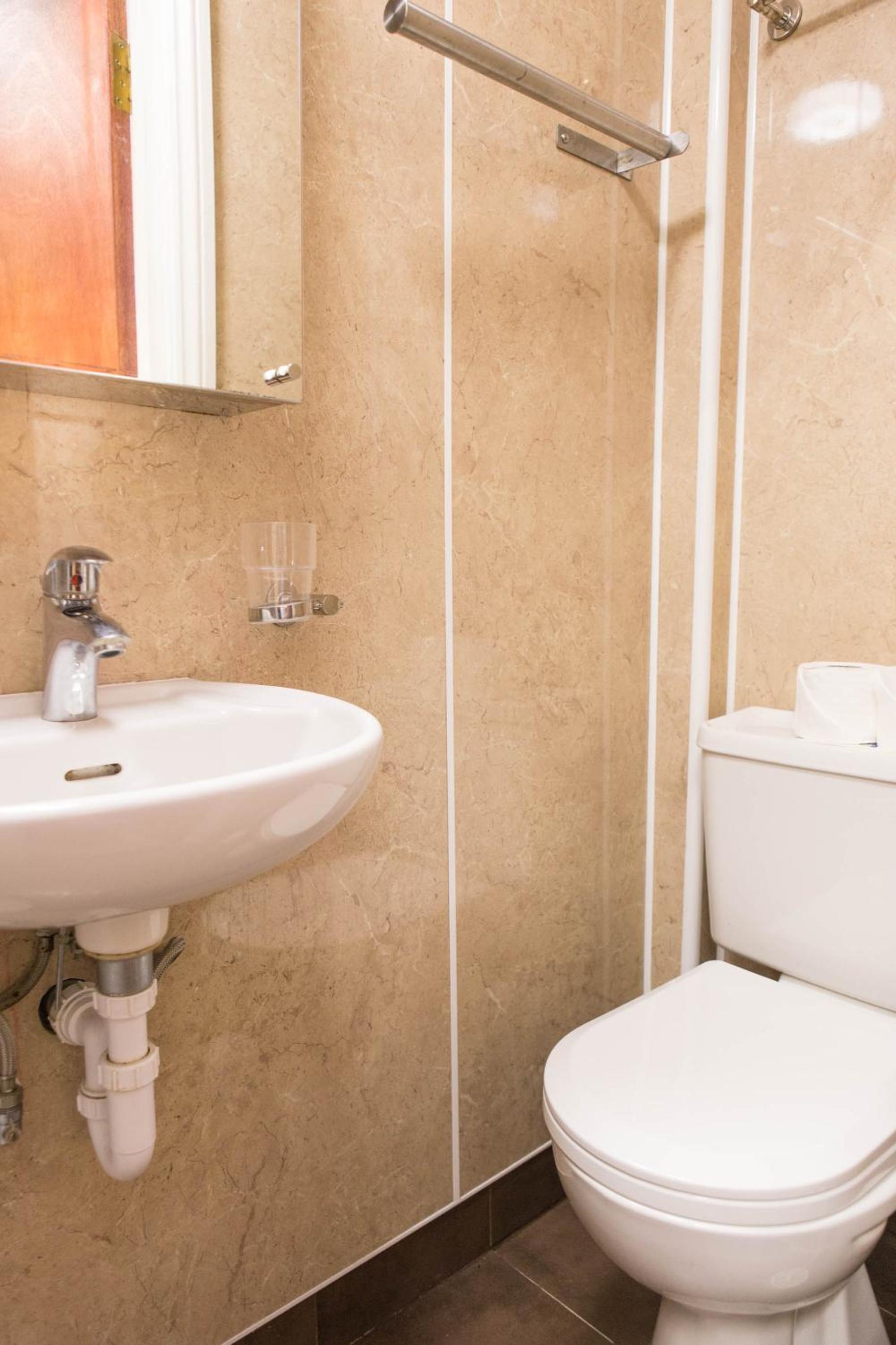 Family Room (2 Adults + 3 Children)