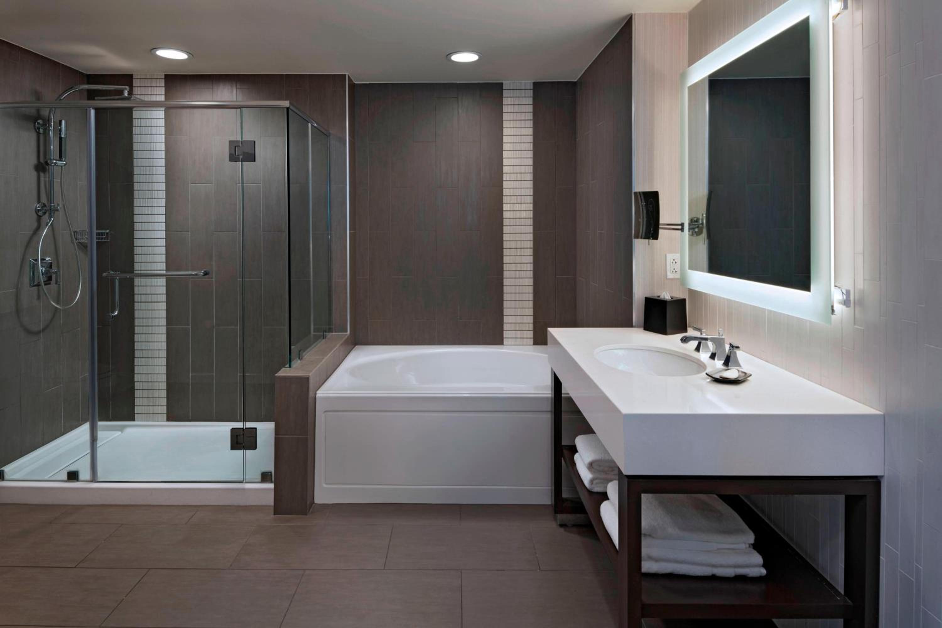 One-Bedroom Corner King Suite