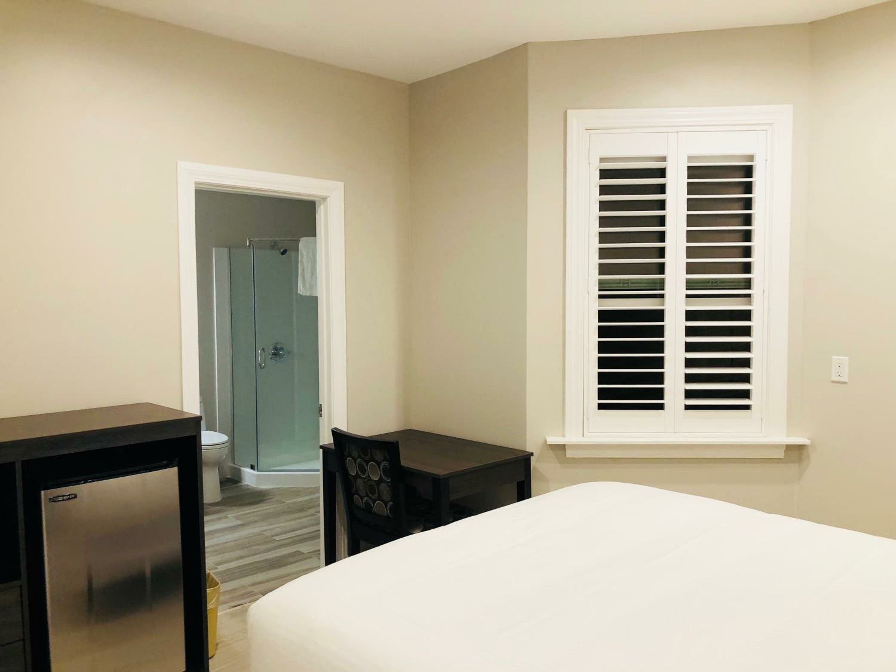 Queen Room with Private Bathroom