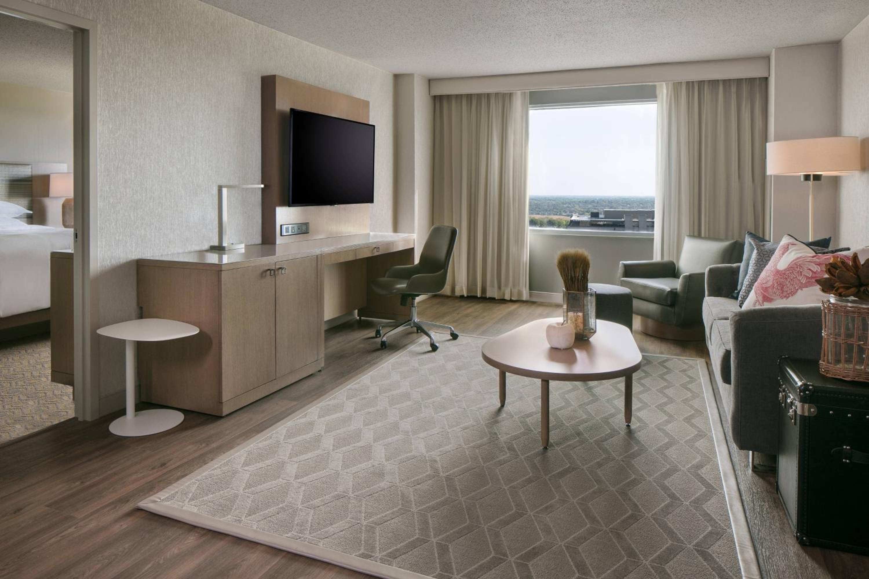 Club level, Junior Suite, 1 King, Sofa bed