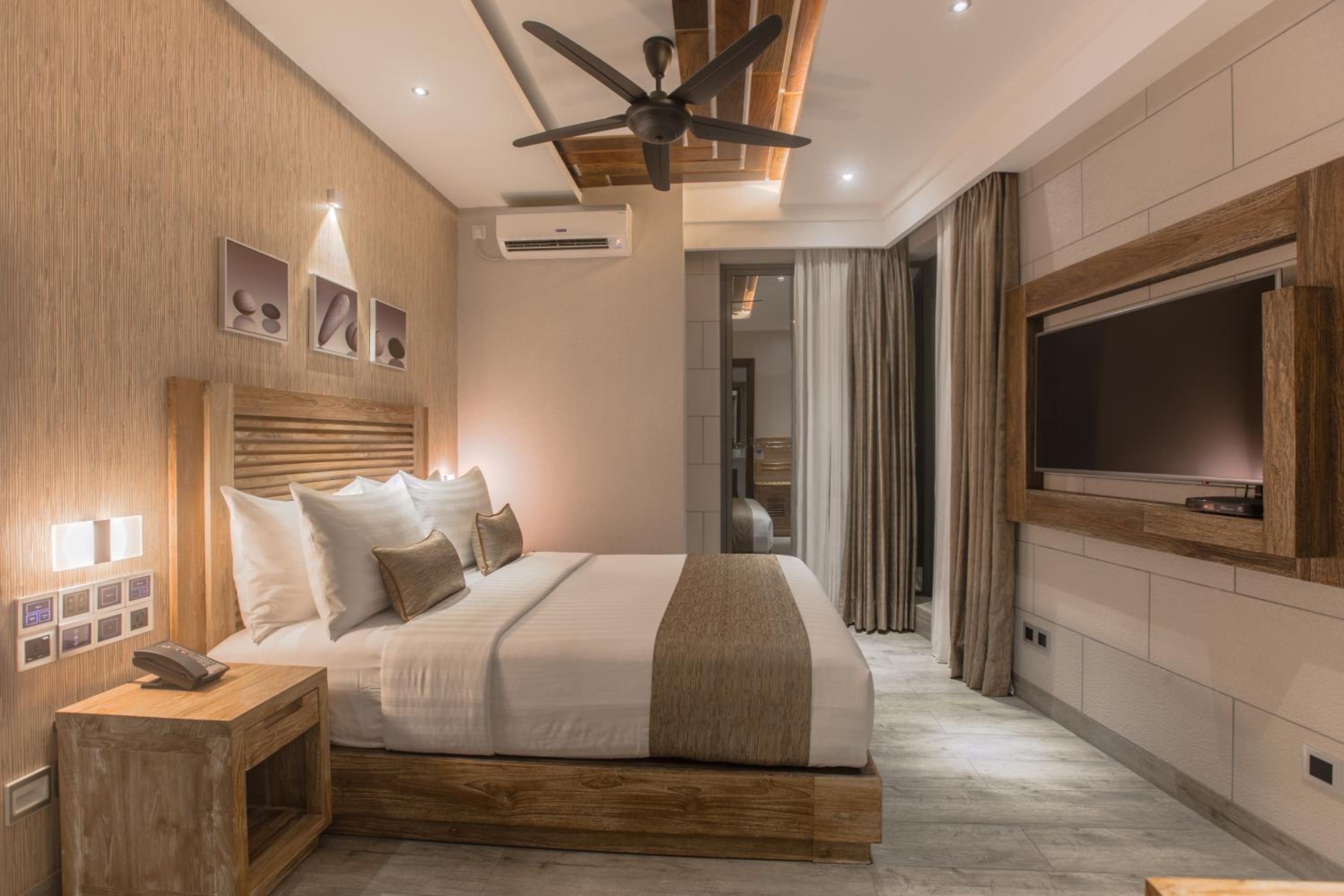 Deluxe Double with Ocean View and Balcony (Free Return Airport Transfer)