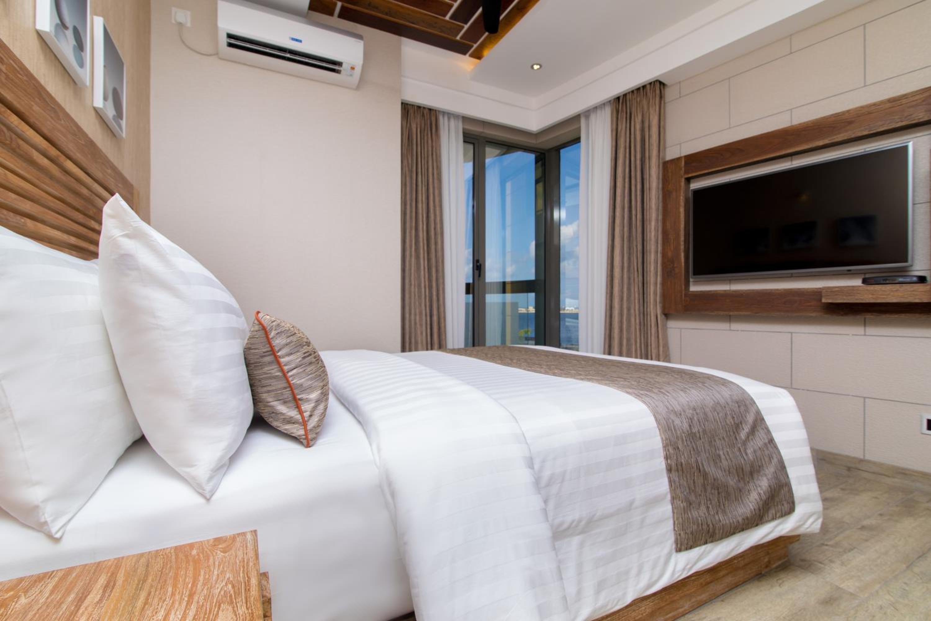 Deluxe Double with Ocean View and Balcony (Free Return Airport Transfer)