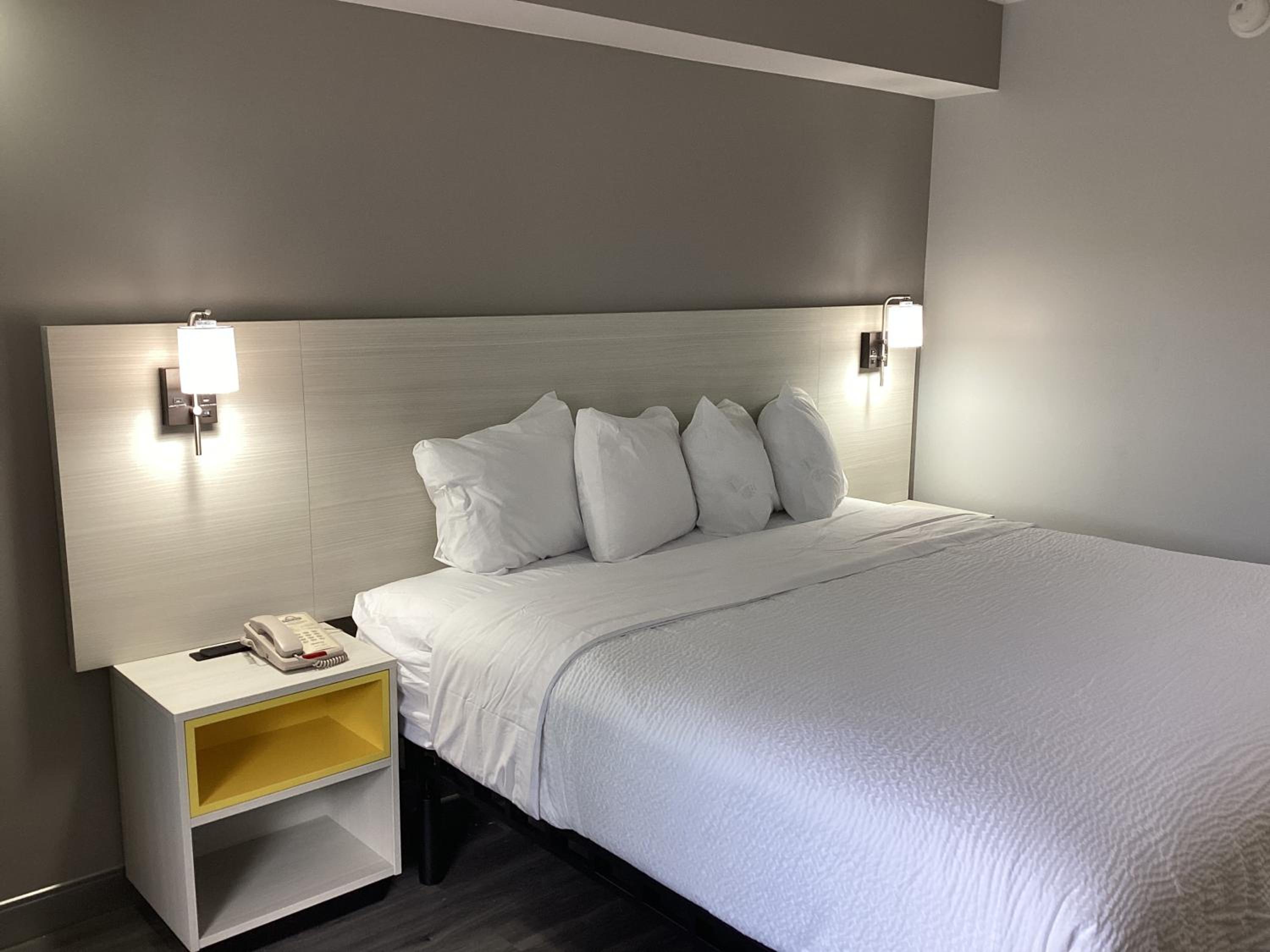 King Room with Roll-in Shower - Mobility Access/Non-Smoking