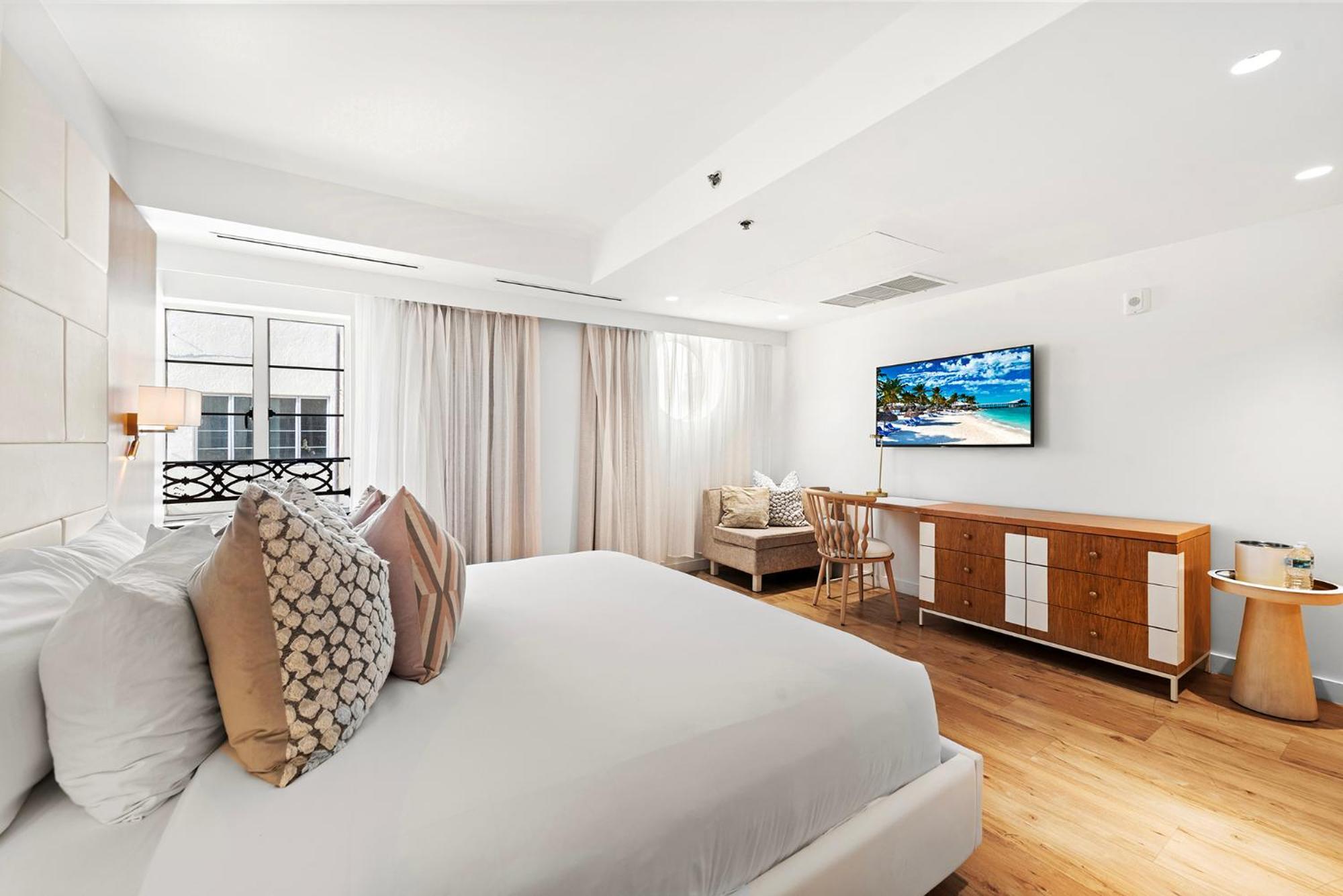 Deluxe Superior with Bathtub