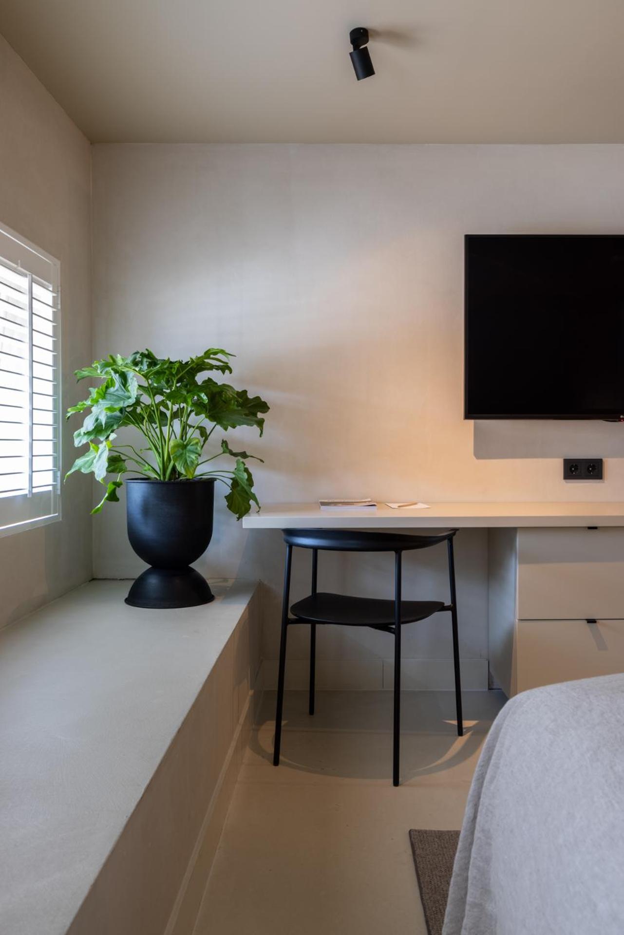 Avenue Basement Room