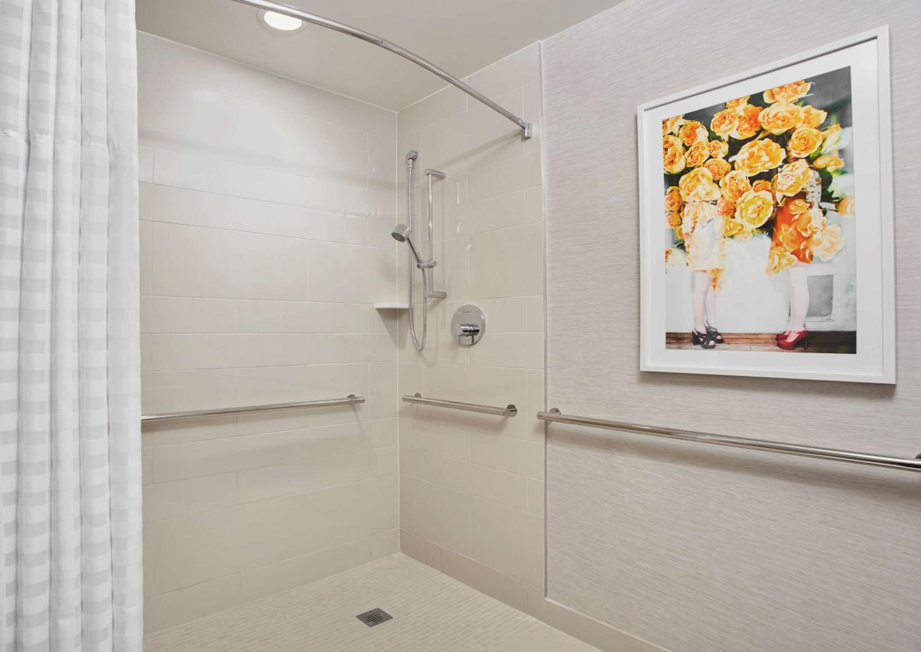 King Room with City View and Roll-in Shower - Mobility Access/Executive Floor