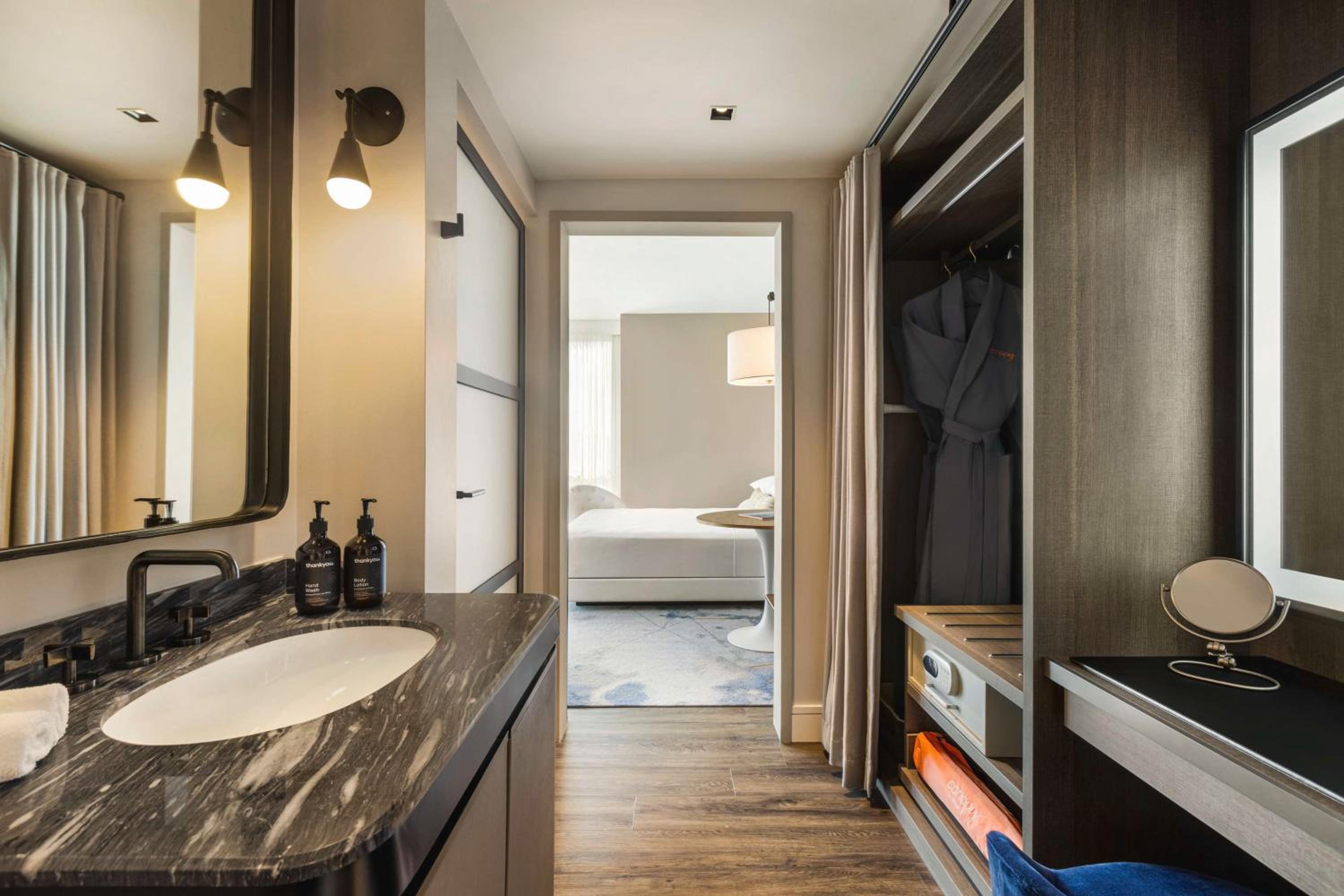 King Studio Suite with City View