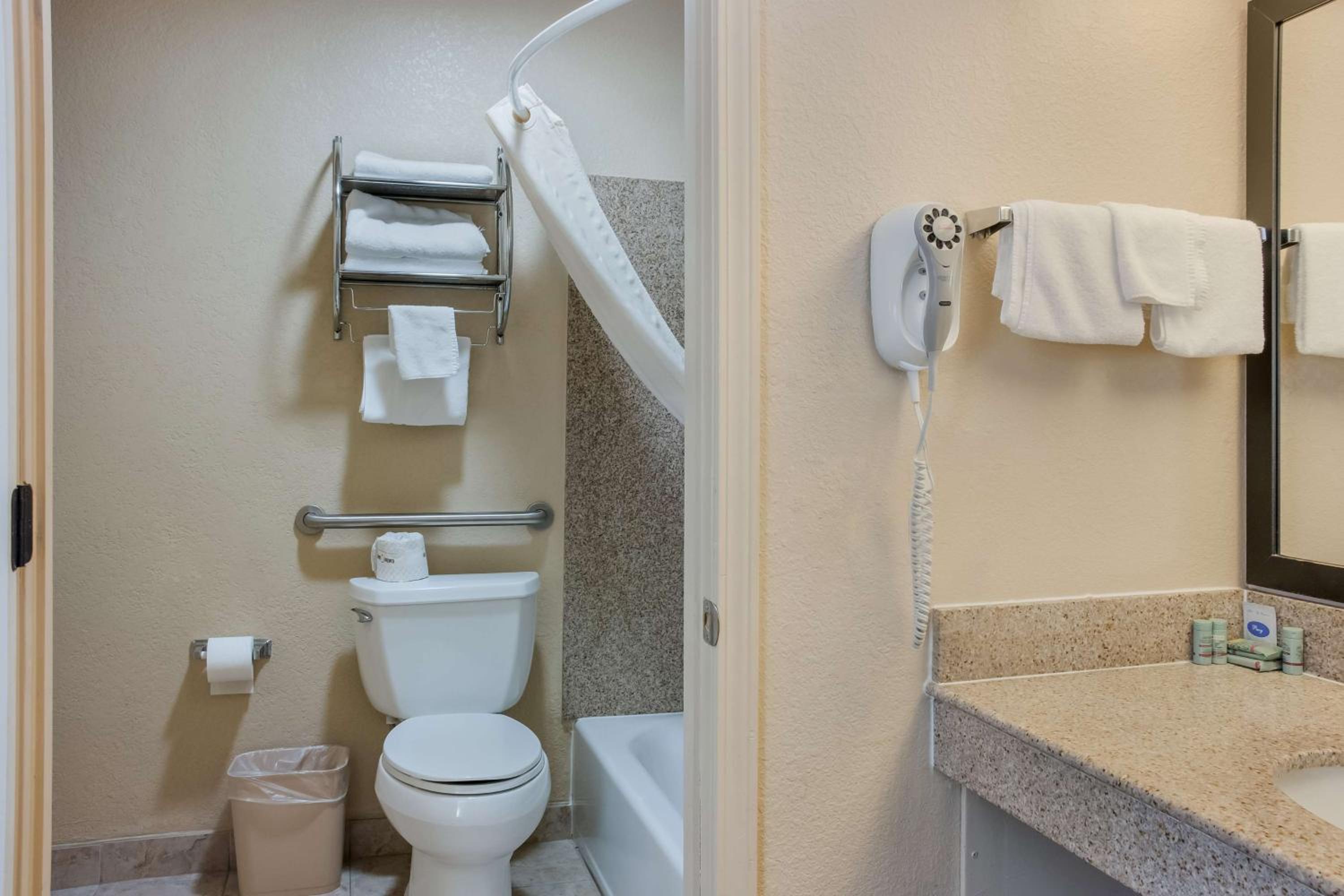 King Room with Bath Tub - Mobility Accessible