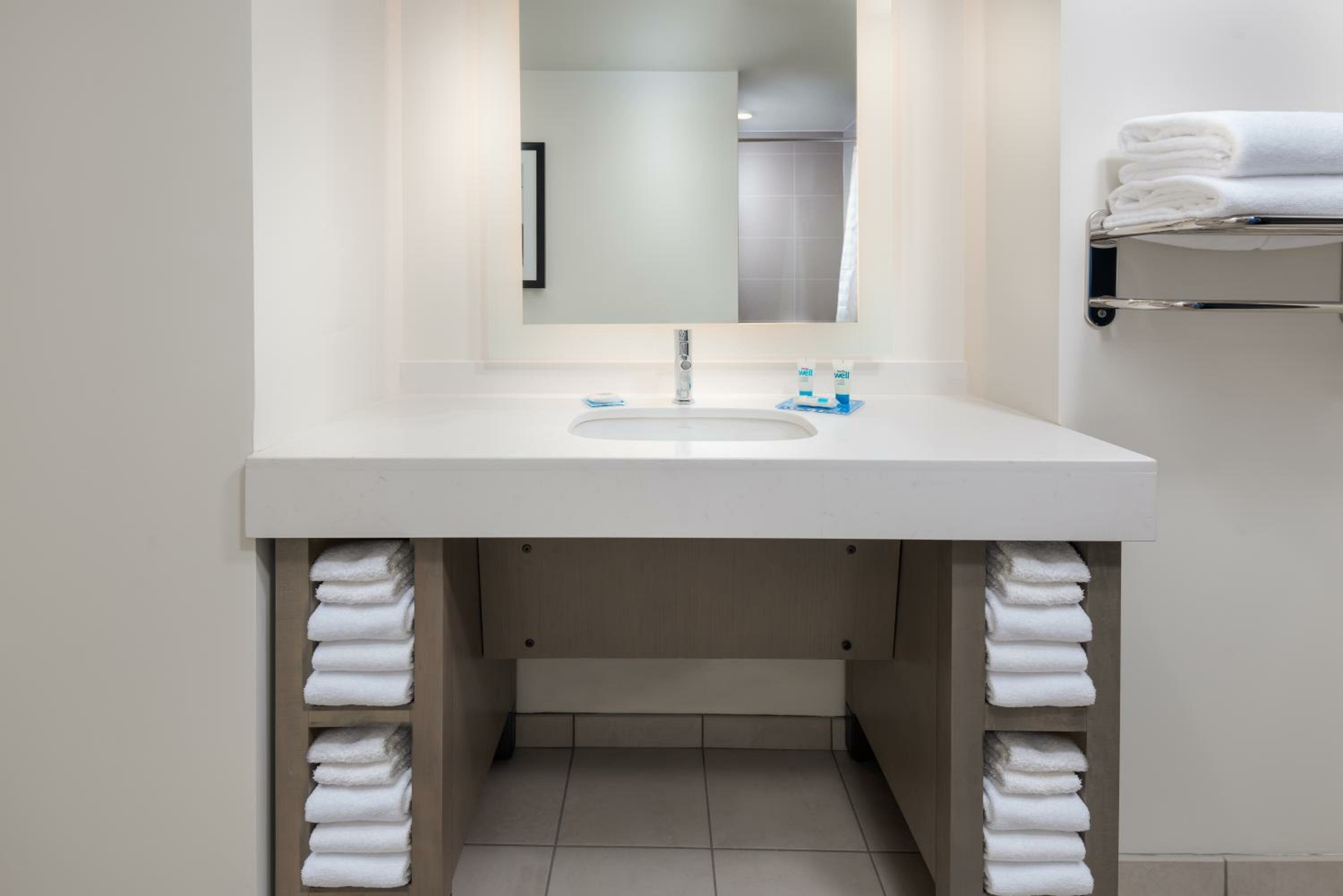 Den King Room with Sofa Bed and Roll-In Shower - Disability Access