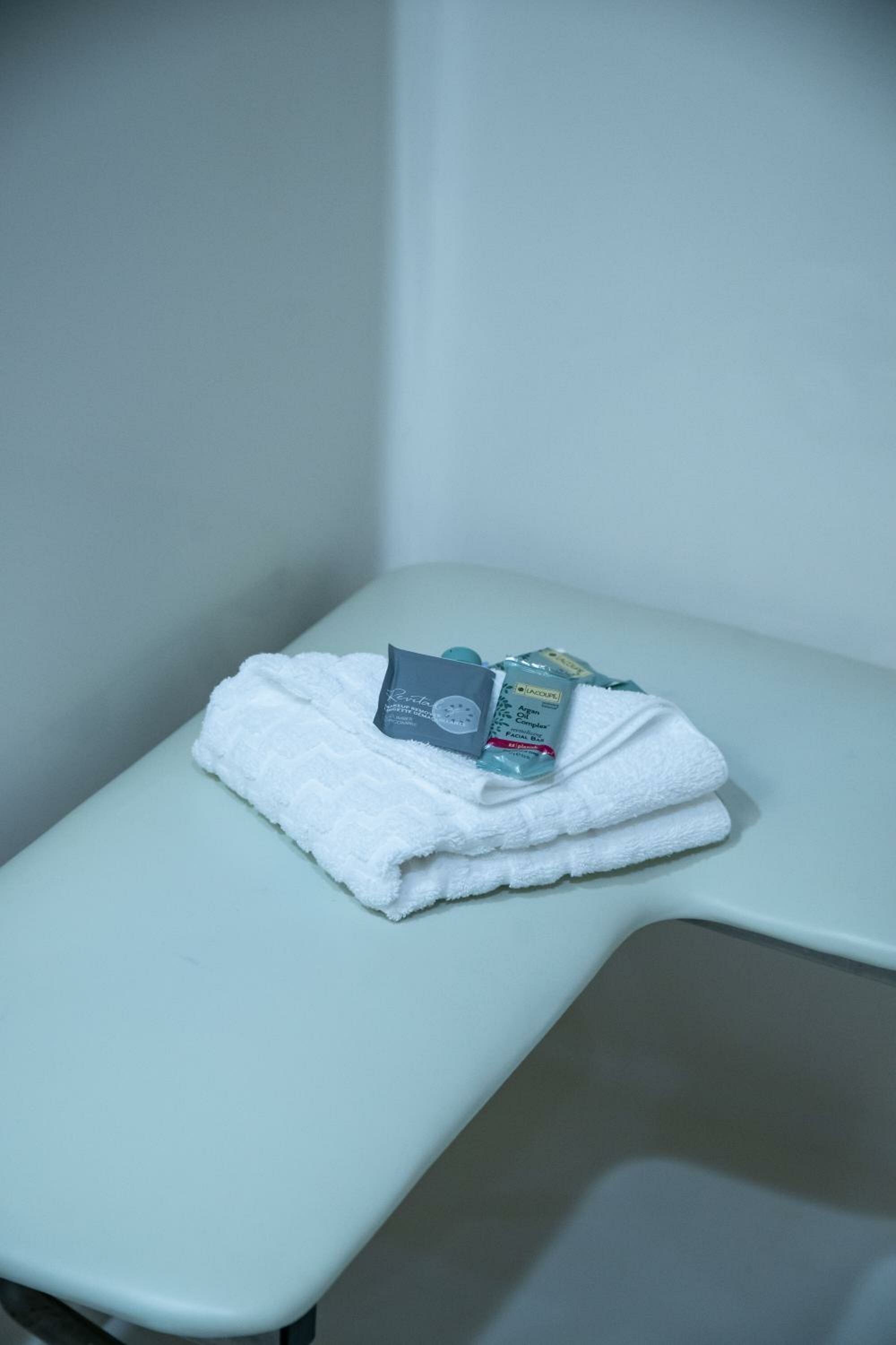 King Room with Roll-In Shower - Mobility Access