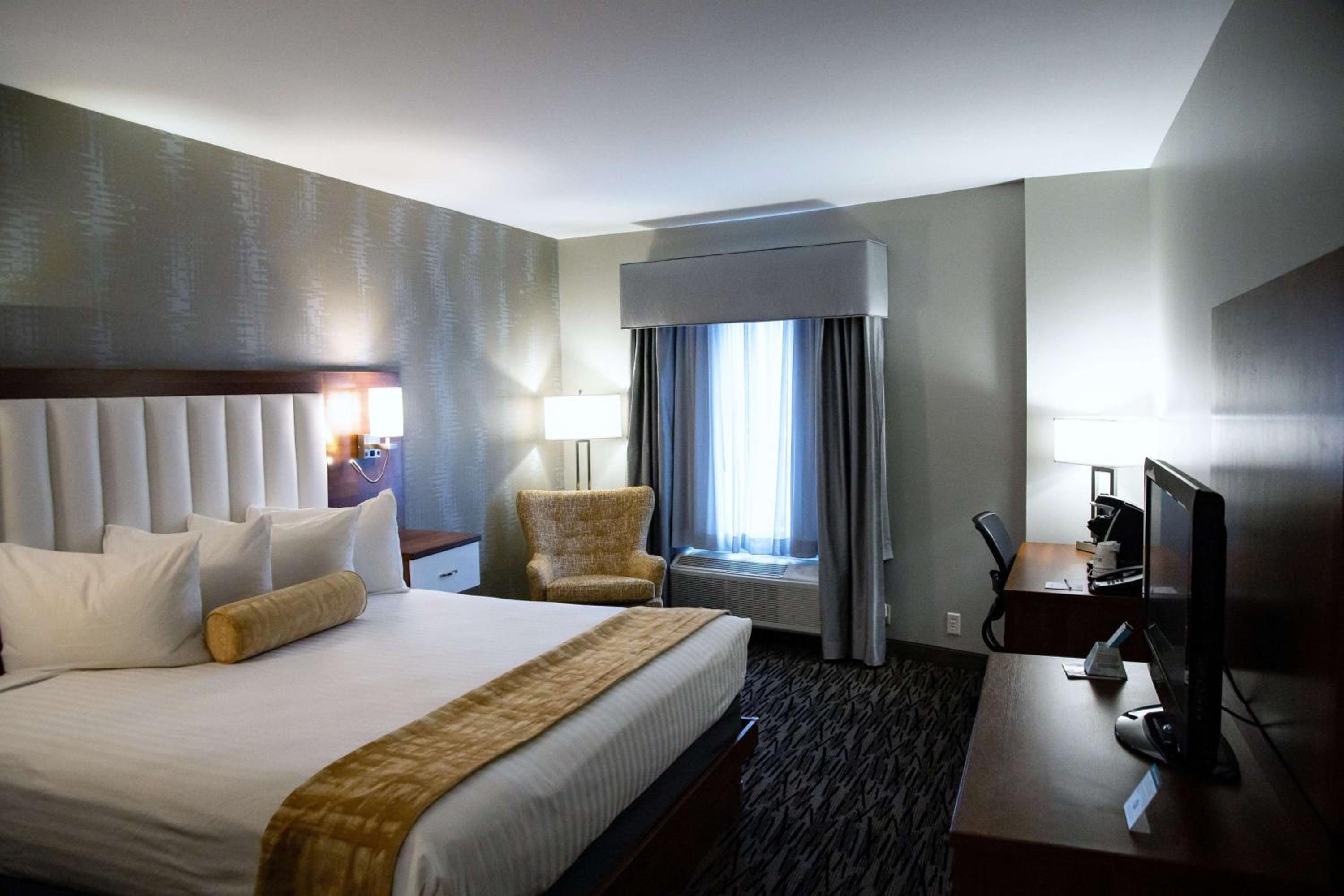 King Room with Roll-In Shower - Mobility Access