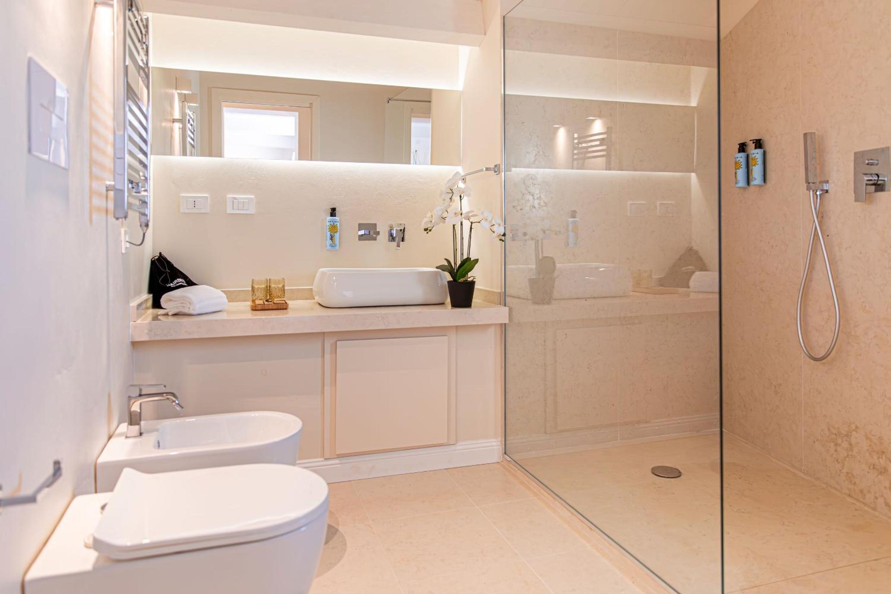 Deluxe Suite with Spa Bath and Sea View