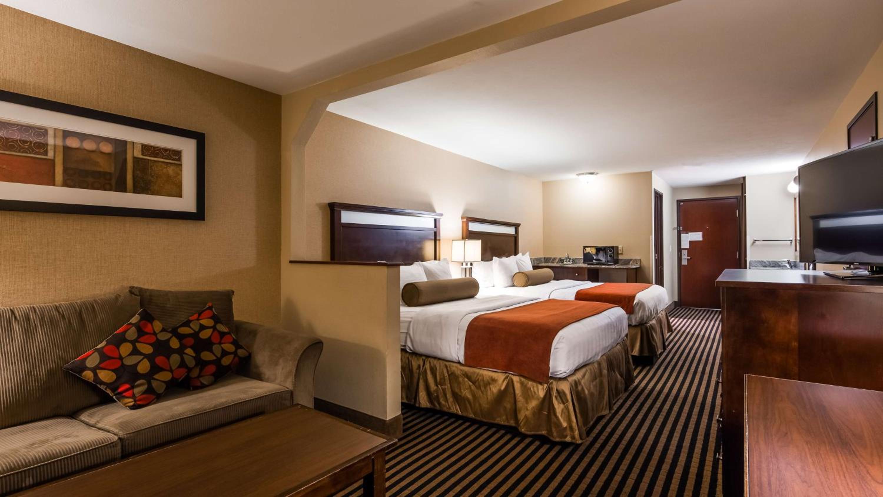 Queen Suite with Two Queen Beds and Sofa Bed - Non-Smoking