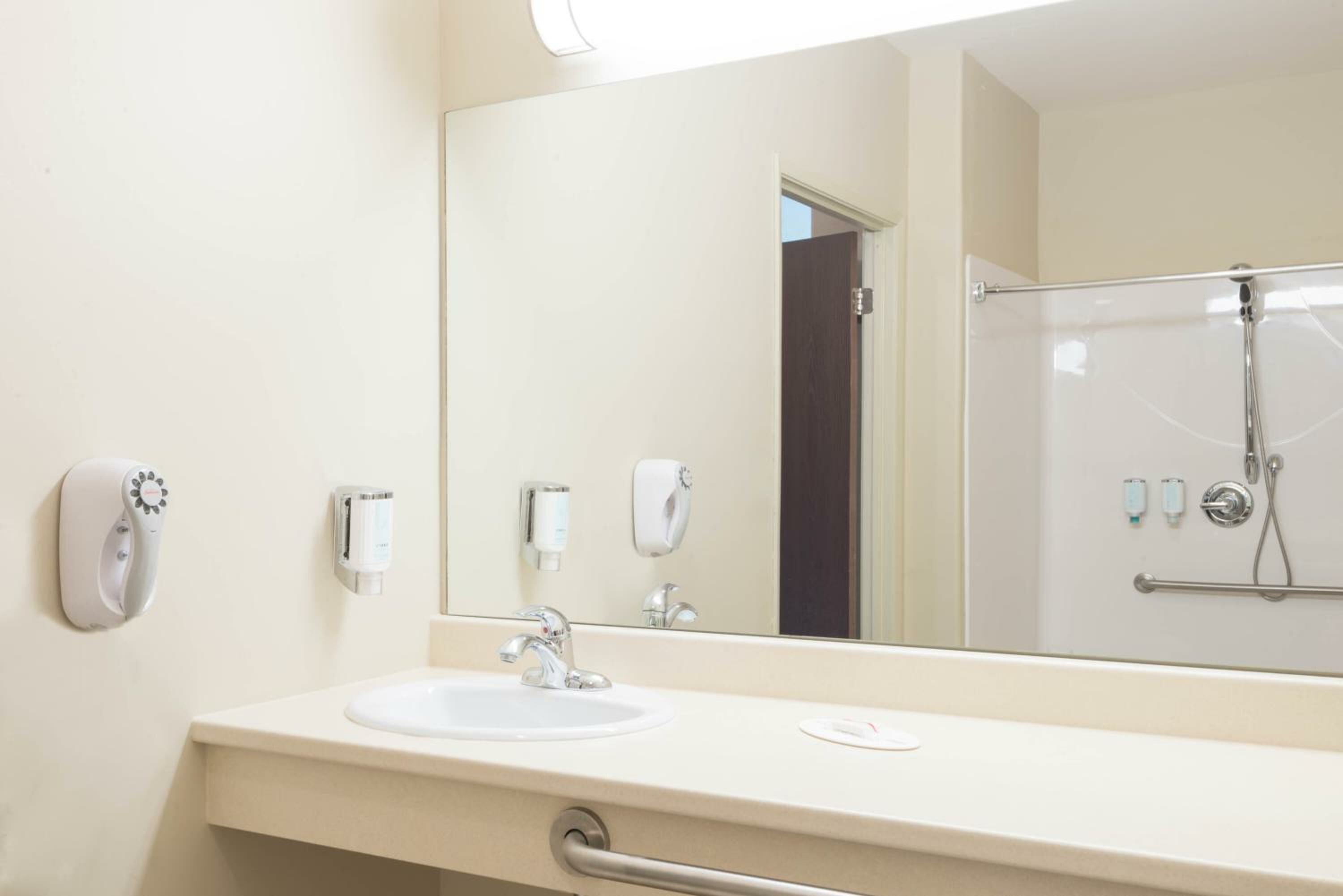 Queen Room - Disability Access - Non-Smoking