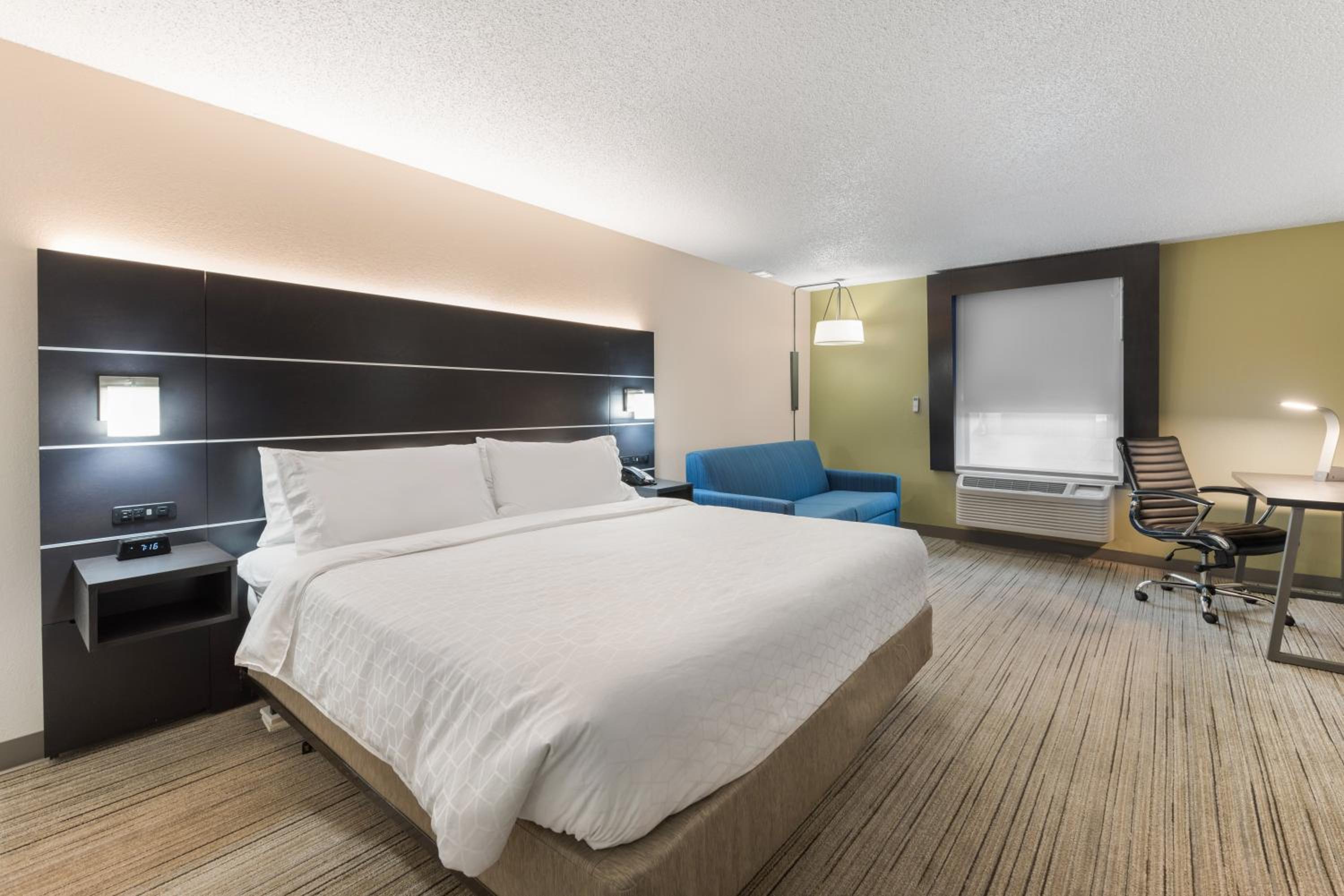 King Room with Hearing Accessible Roll In Shower - Non-Smoking