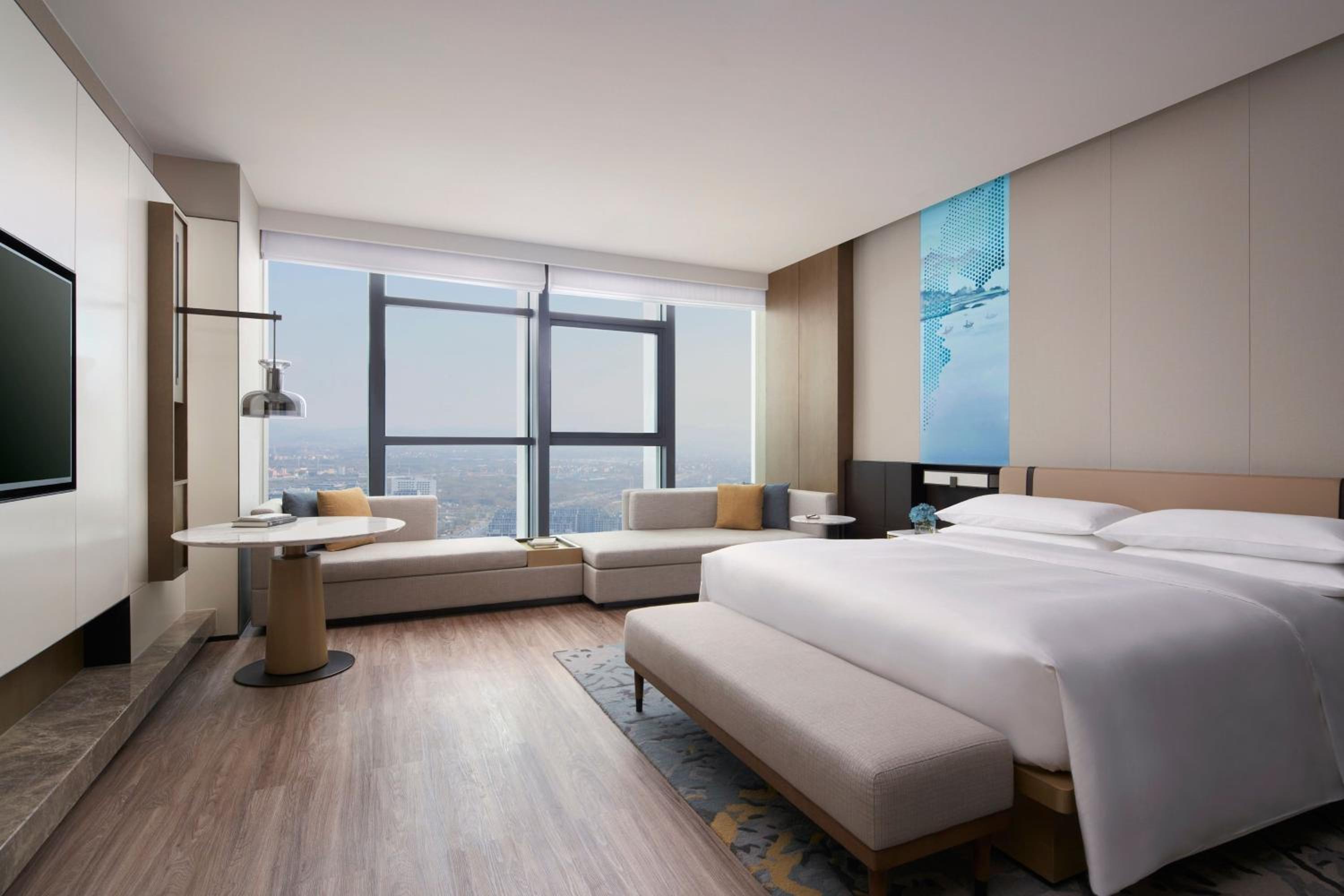 Deluxe King Room with City View