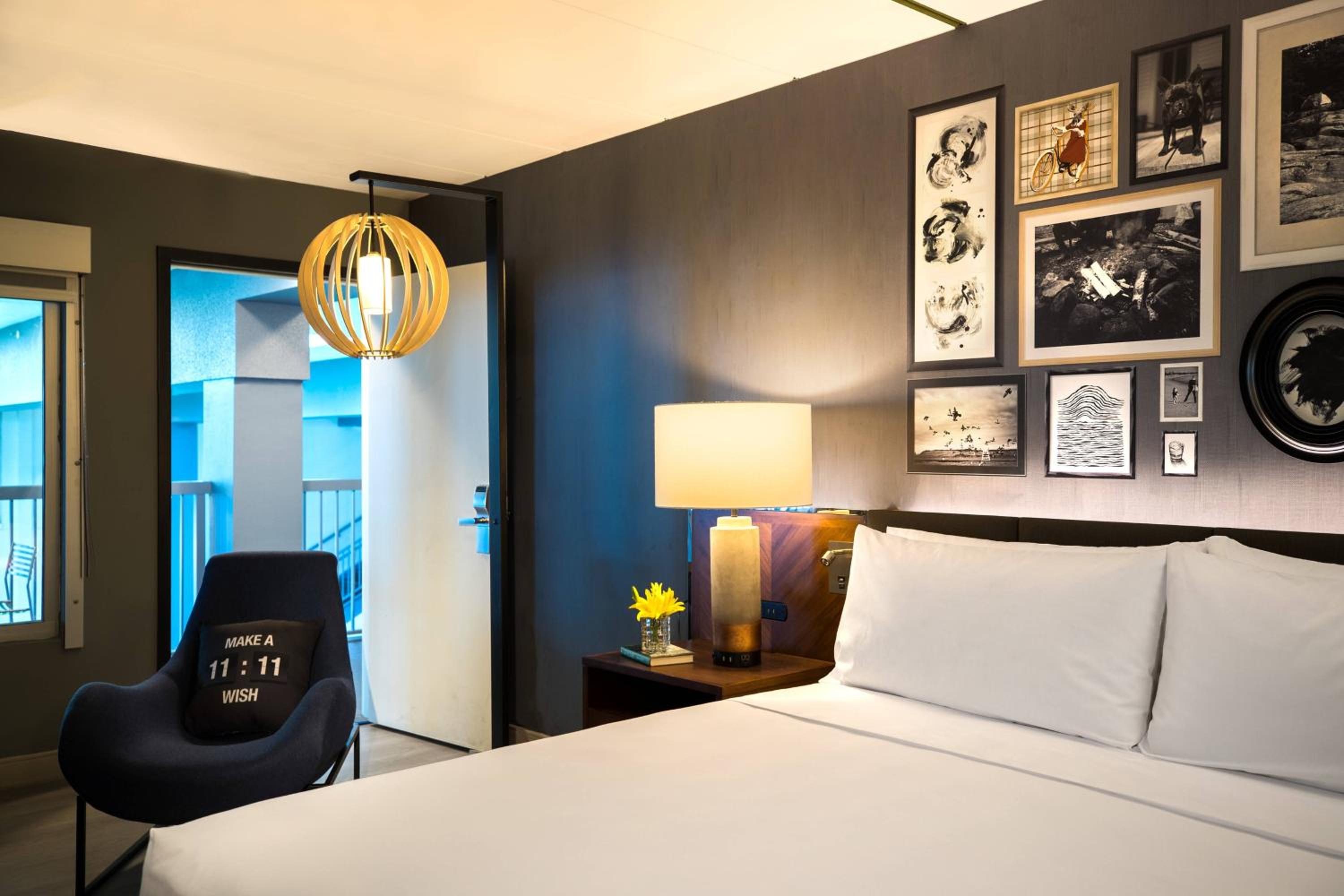 Guest room, 1 King, Poolside view