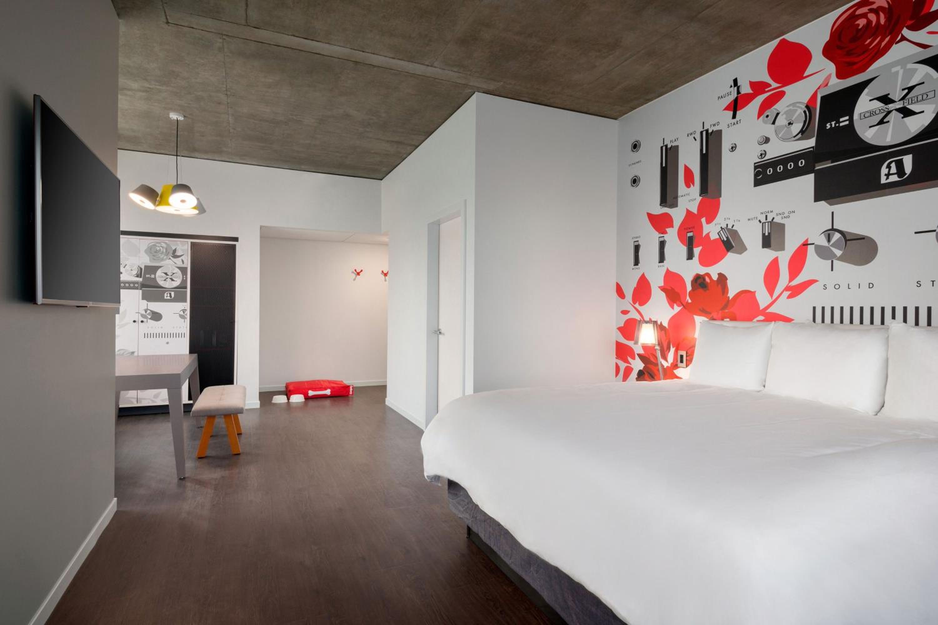 Deluxe King Room - Hearing Accessible