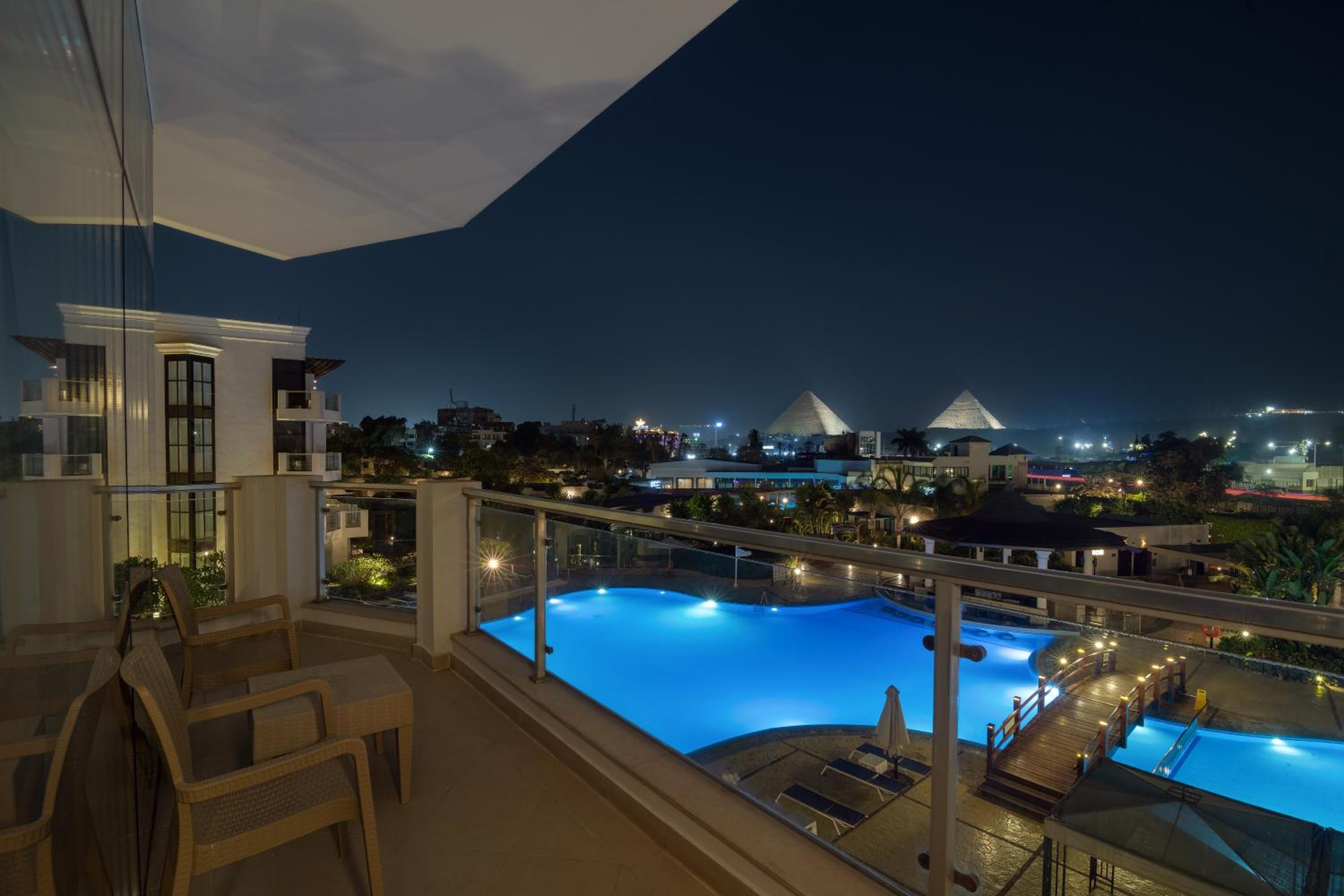 Deluxe Suite - Pyramid View