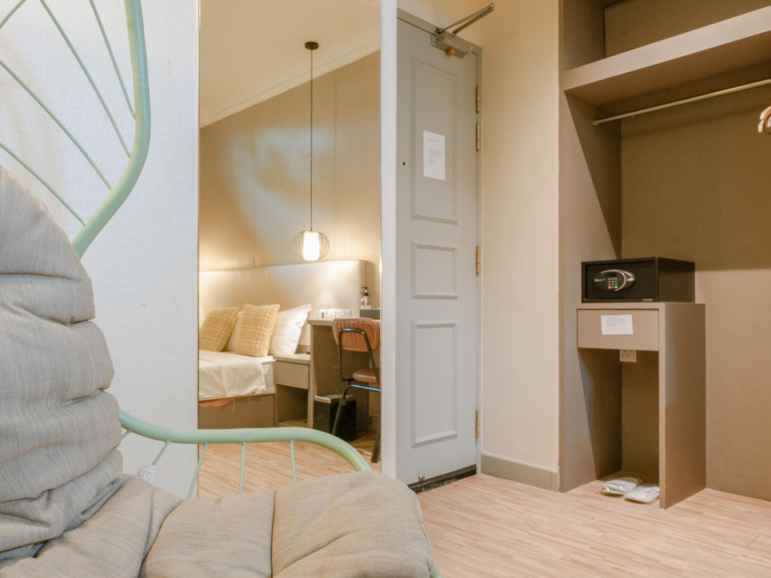 Premium Queen, Window