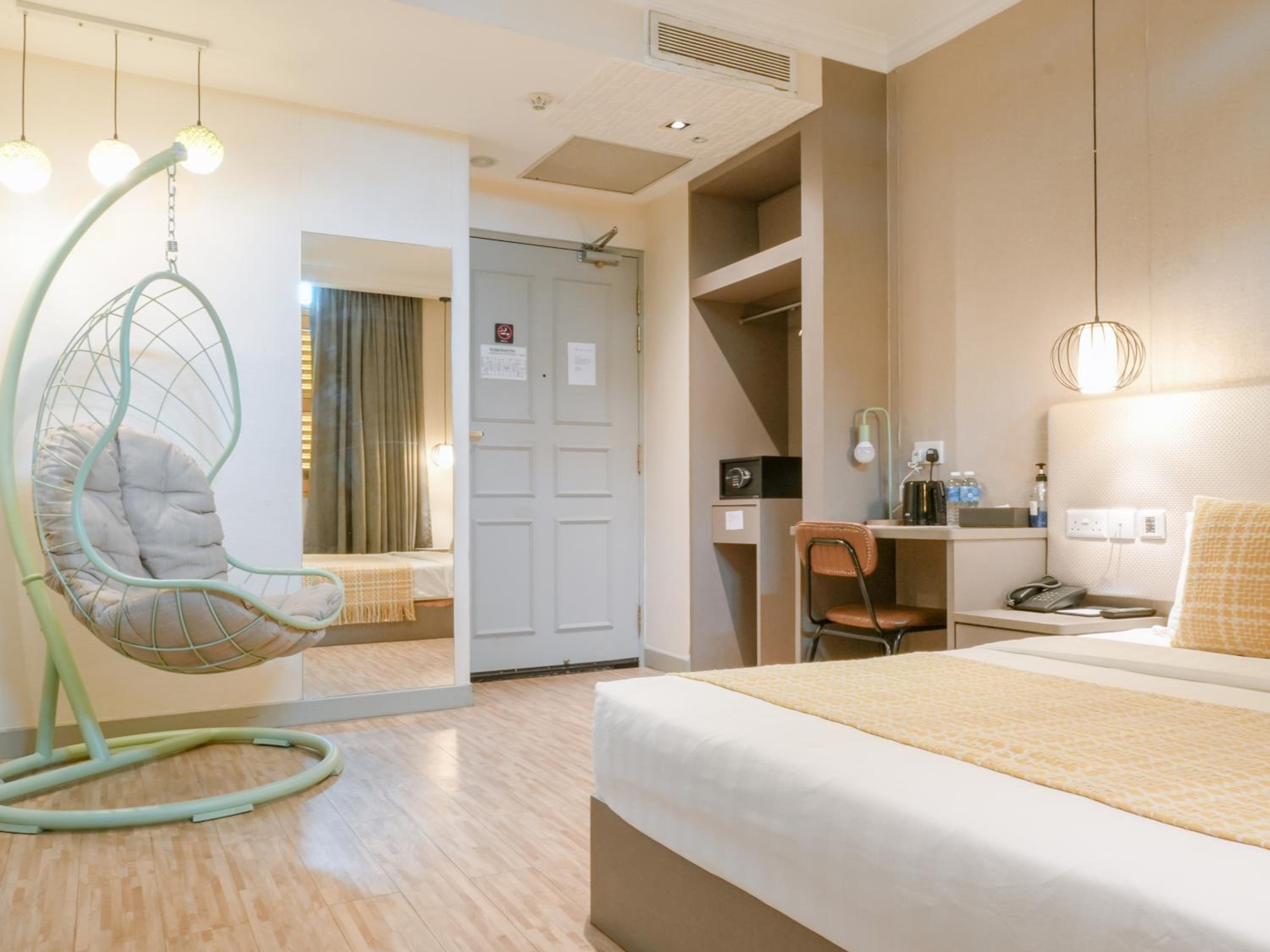 Premium Queen, Window