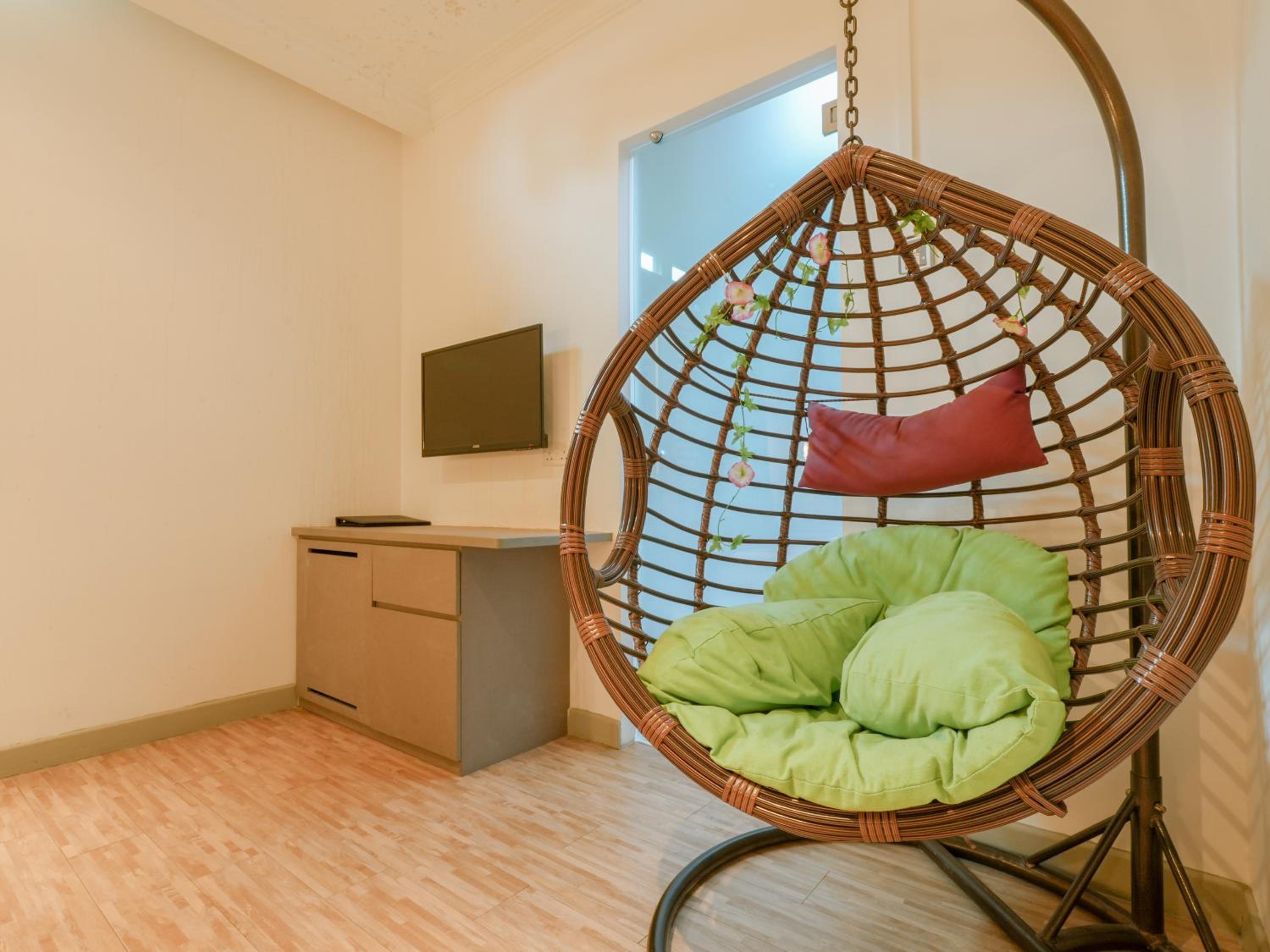 Premium Queen, Window