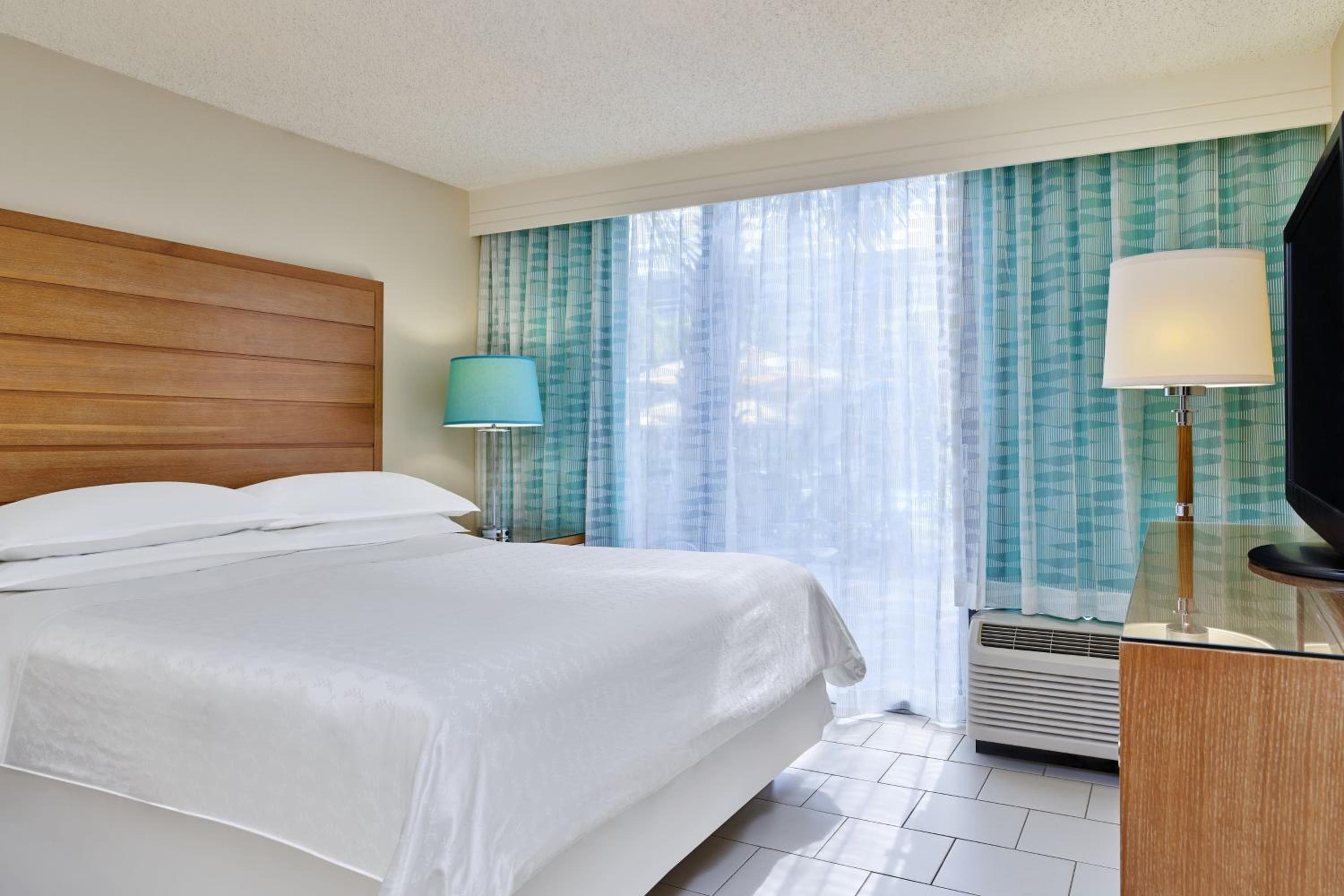 Large King Room with Sofa Bed - Hearing Accessible