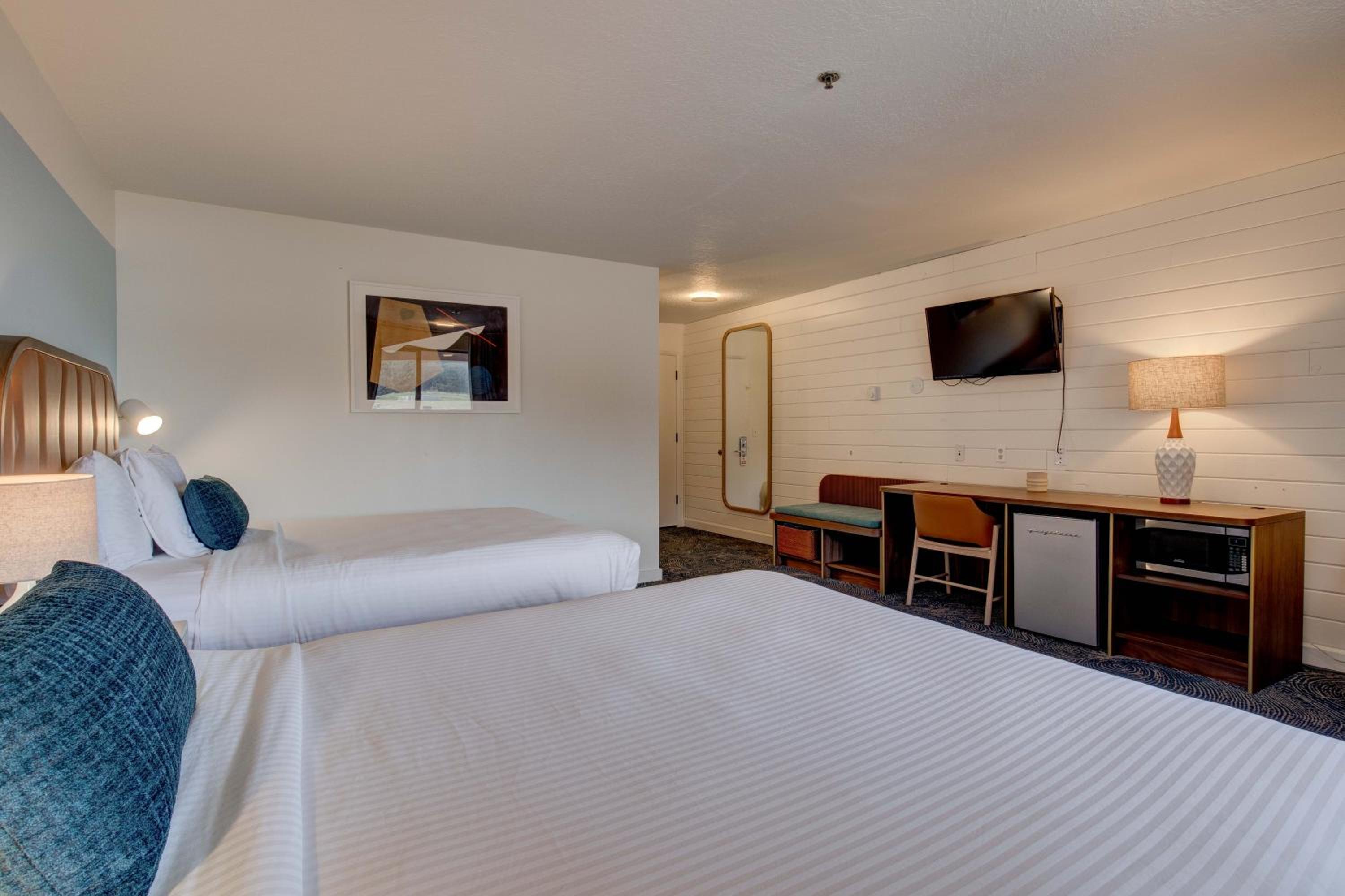 Queen Room with Two Queen Beds - Hillside View
