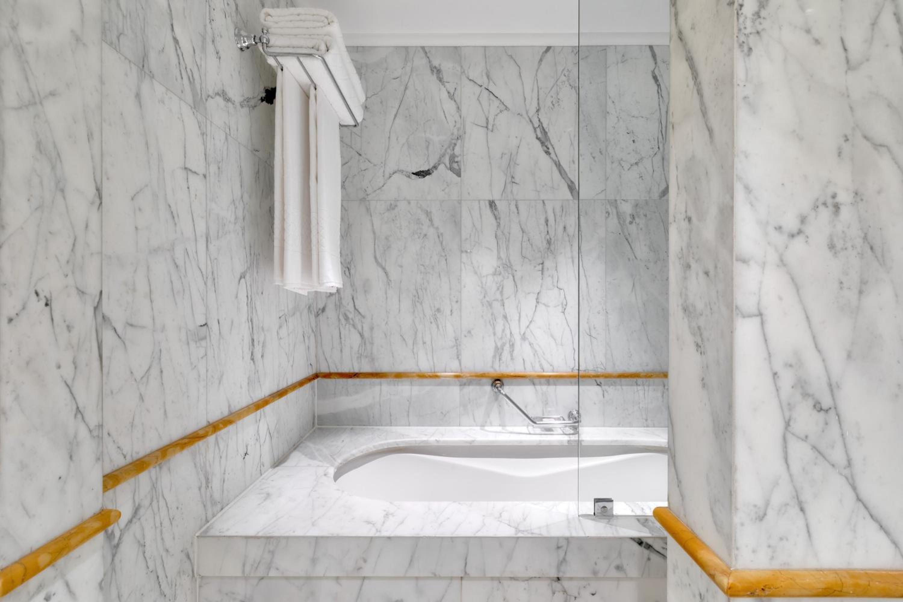 Deluxe Suite 1 Bedroom Suite, 1 King, Courtyard view