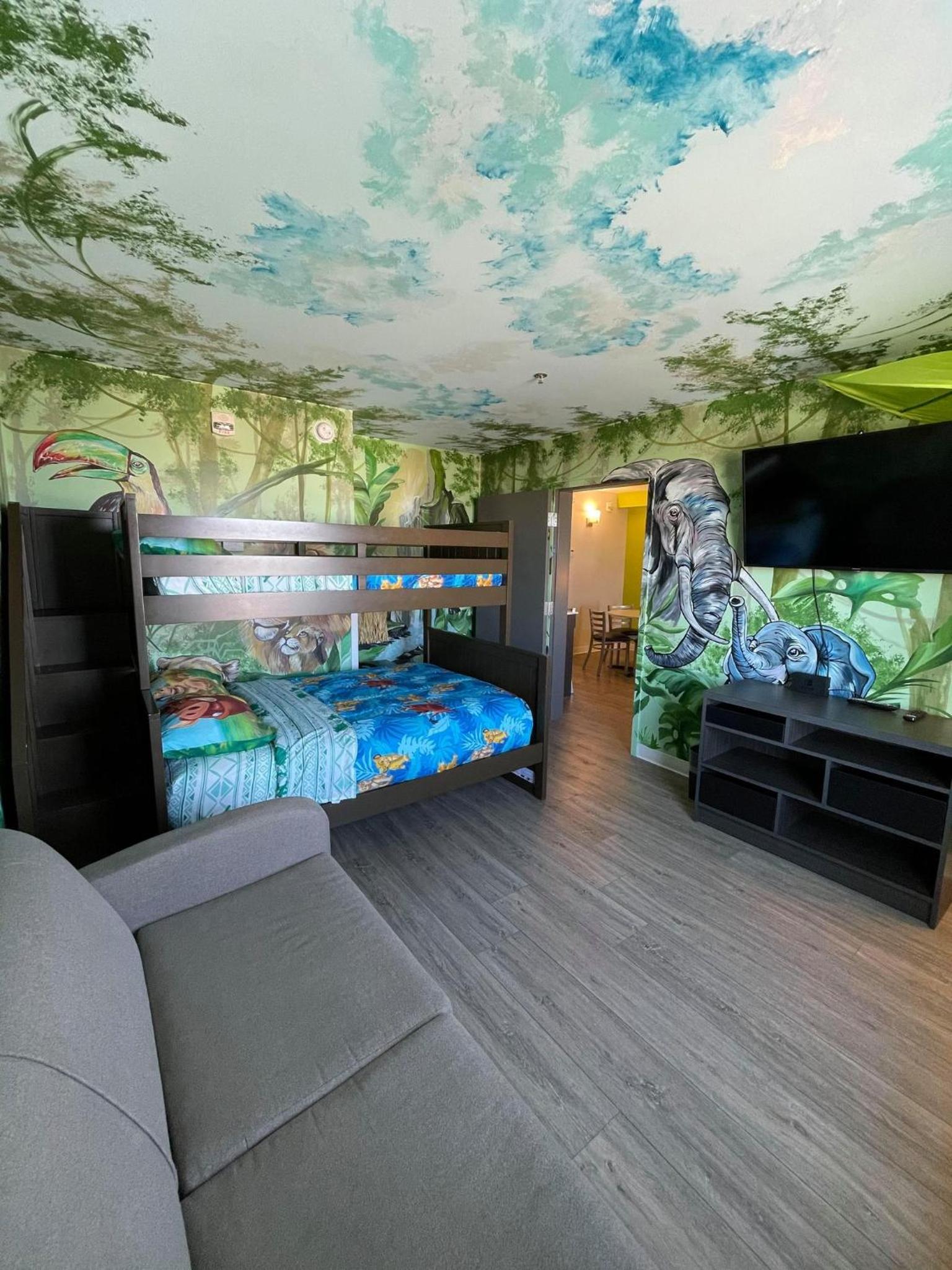 One-Bedroom Efficiency King Room - Jungle Theme/Non-Smoking