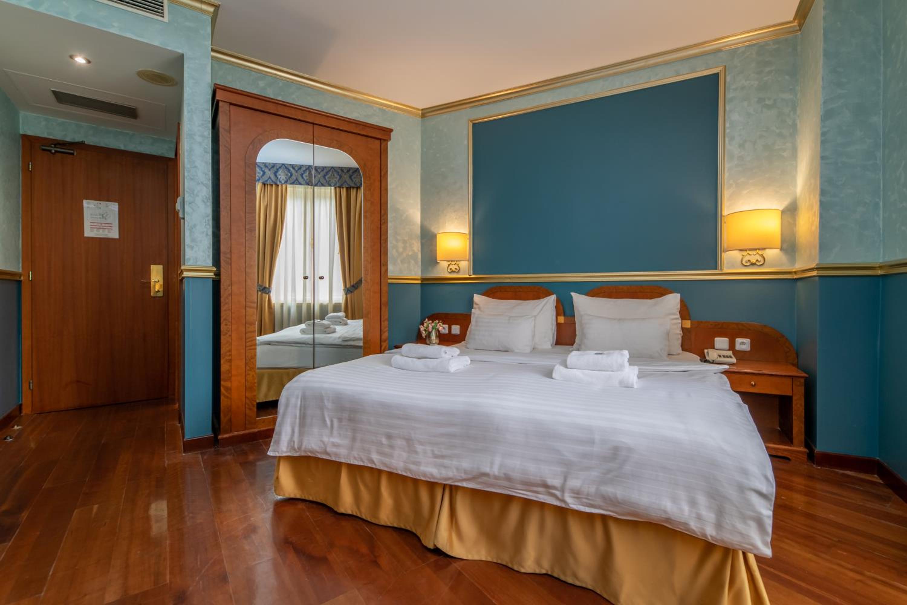 Superior Family Room - Connected Rooms