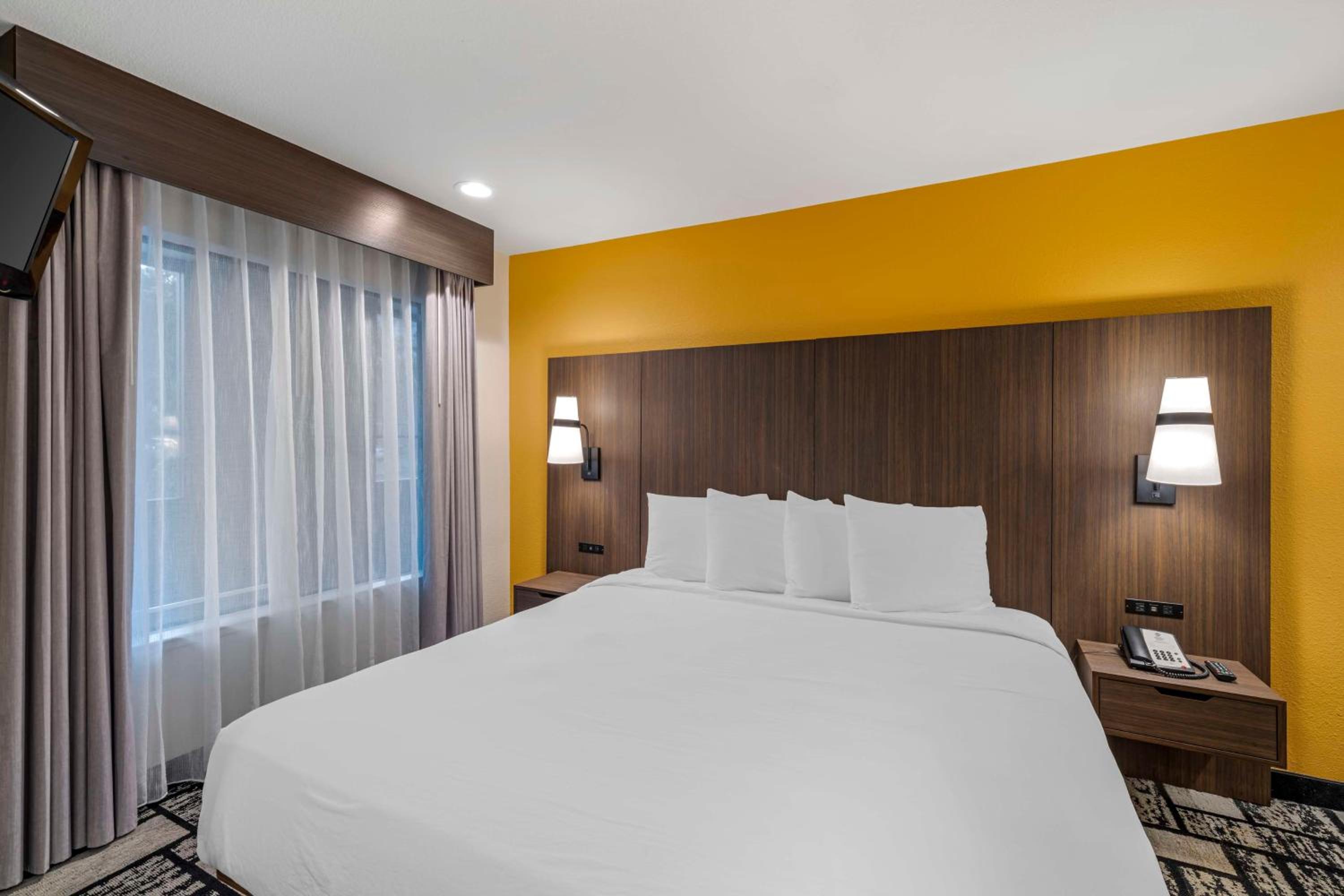 King Suite With Roll-In Shower - Mobility Access