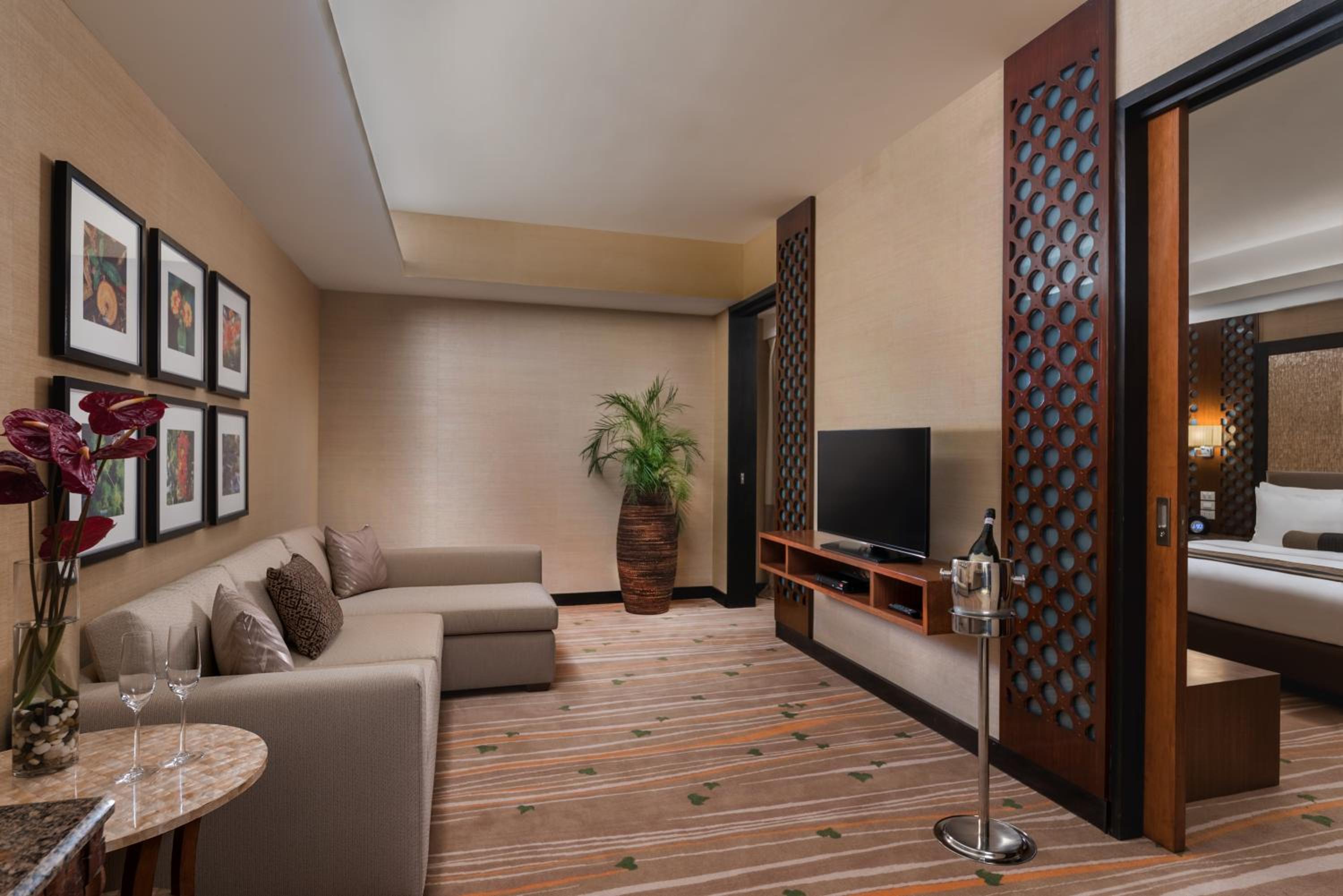 King Suite with Sofa - Non-Smoking