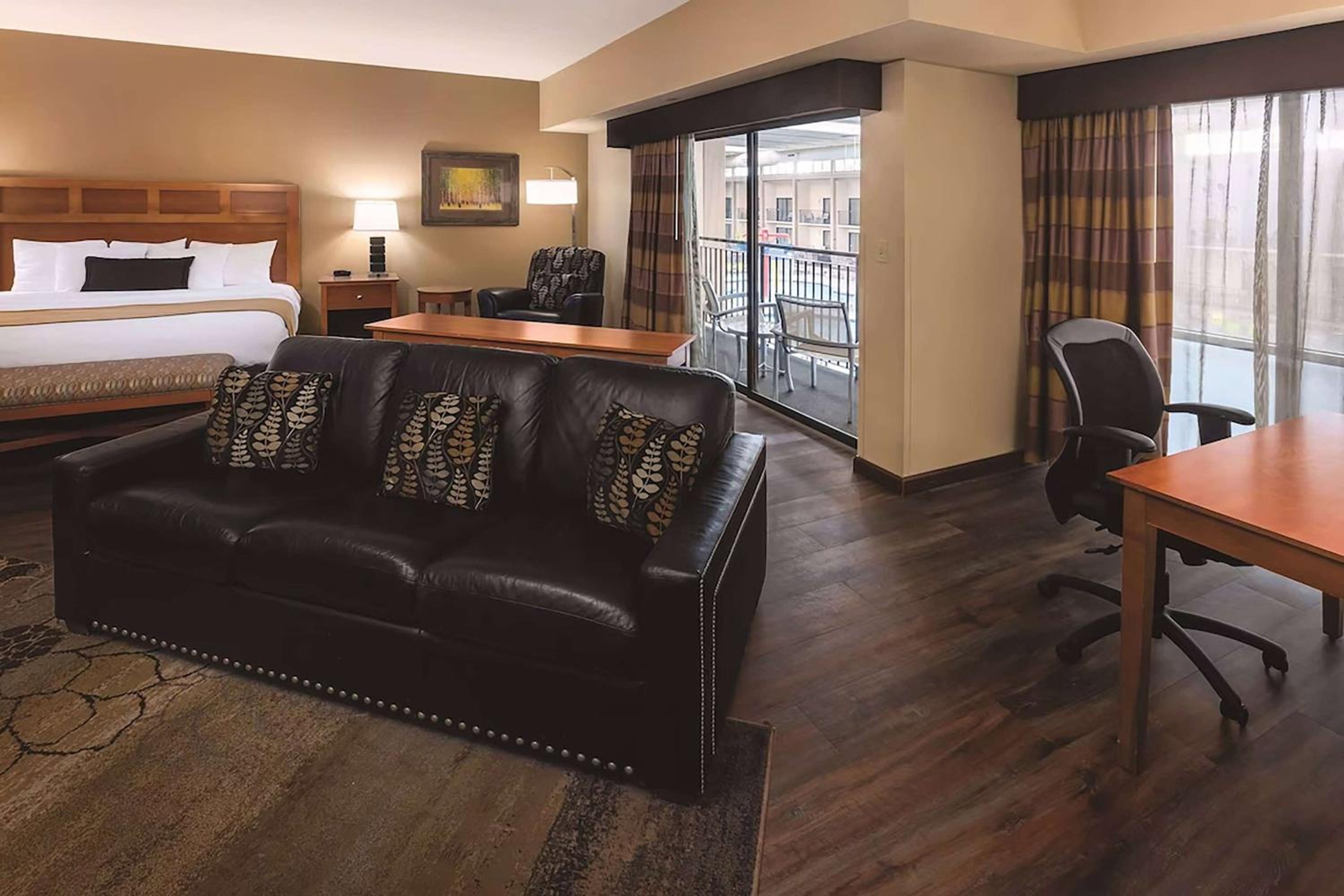 Deluxe King Suite with Pool View - Non-Smoking