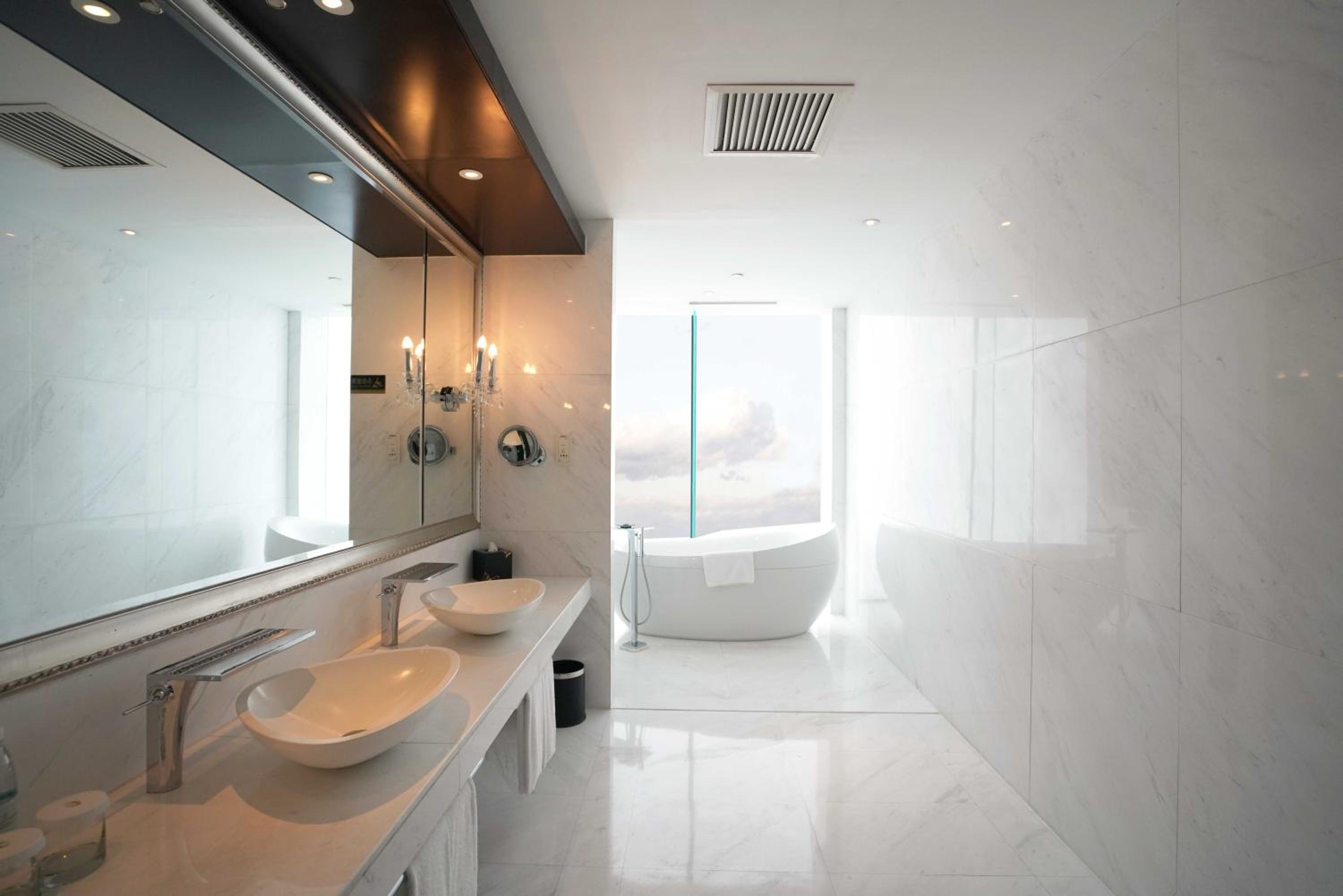 One-Bedroom Suite with Lounge Access - Smoking/High Floor