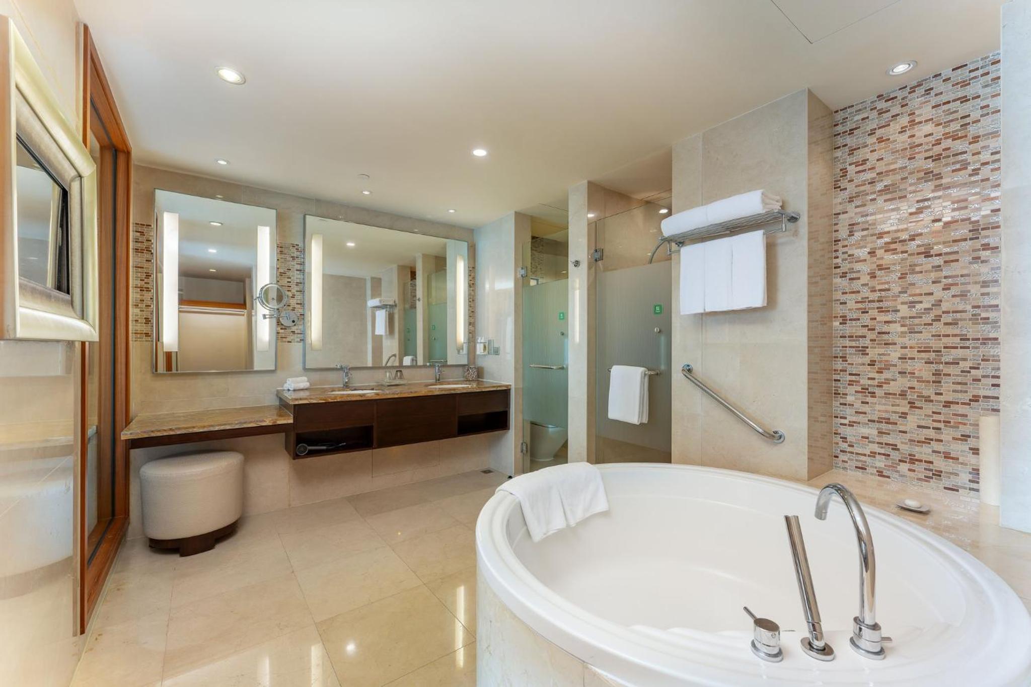 One-Bedroom Suite - Lounge Access