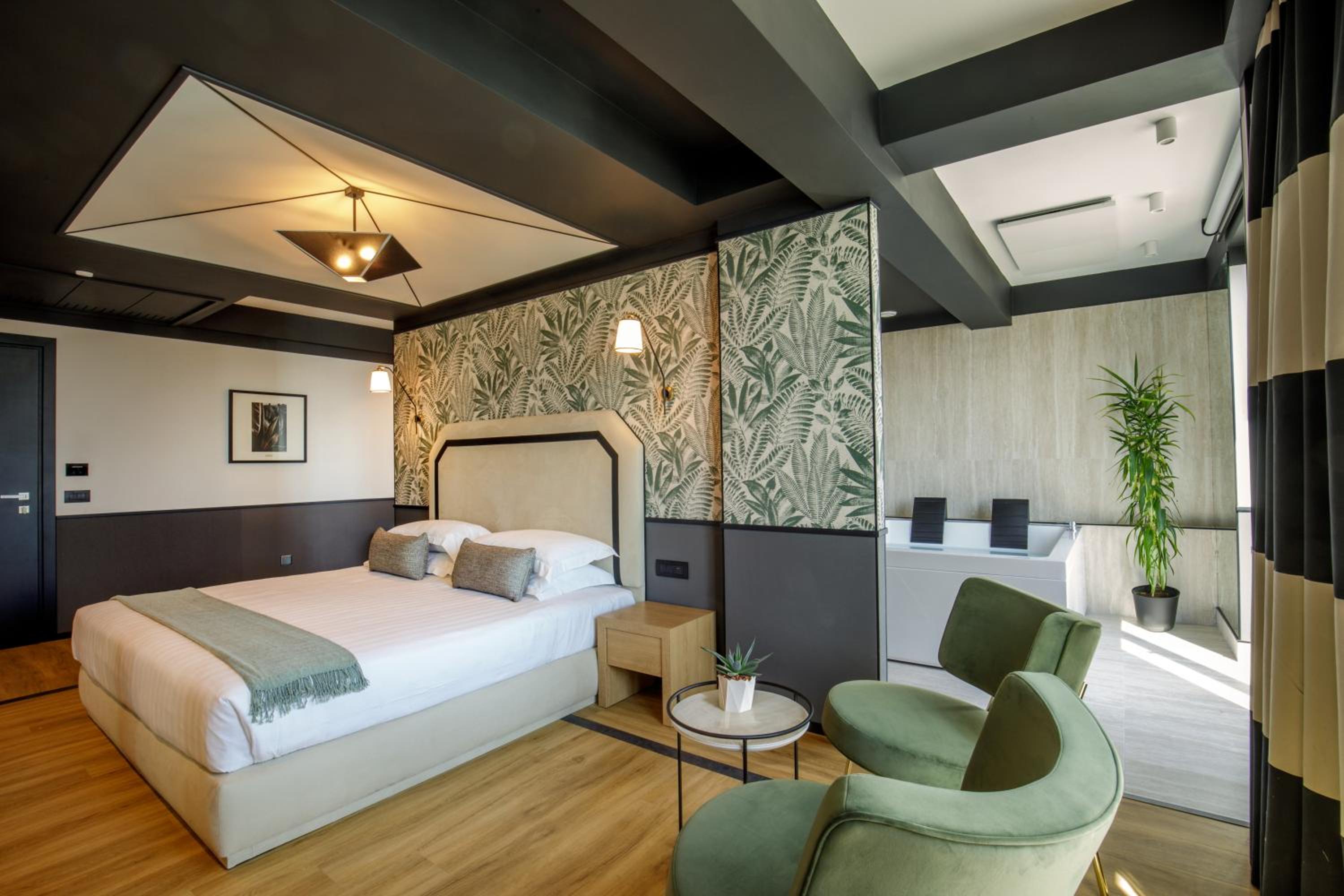 Deluxe Suite With Spa Bath