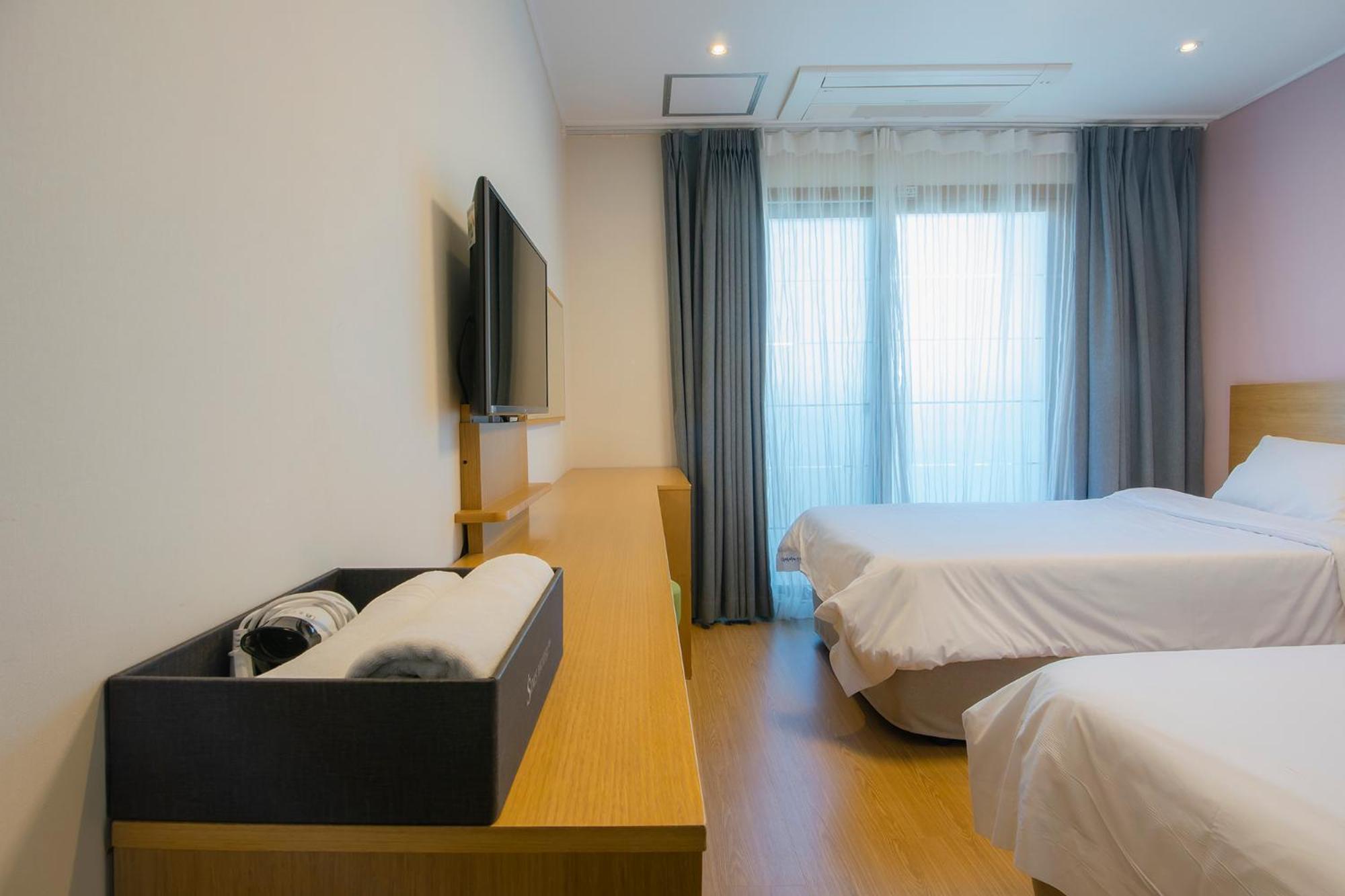 Standard Twin Room with Mountain View