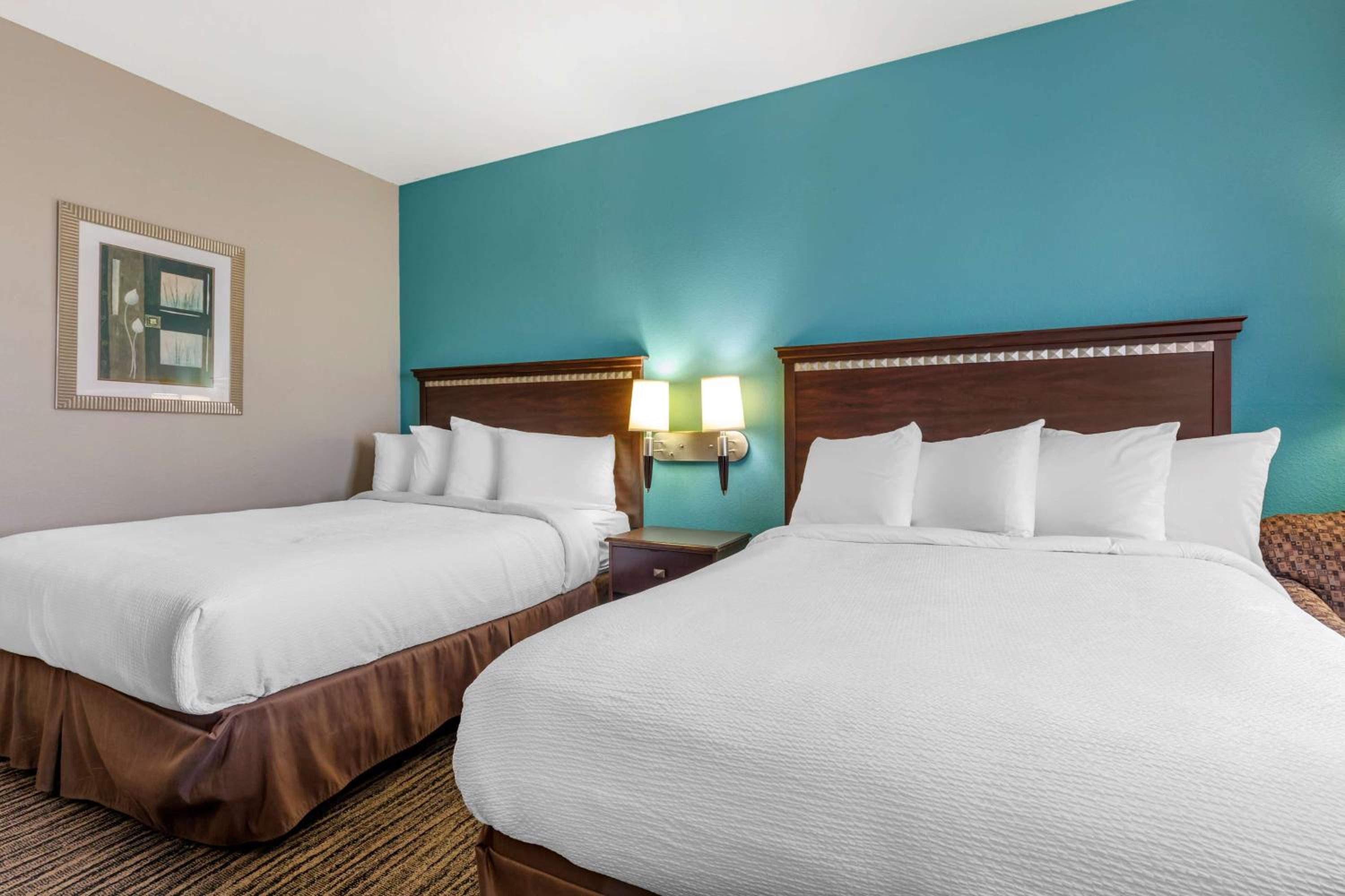 Queen Room with Two Queen Beds with Bath Tub - Mobility Accessible/Non-Smoking