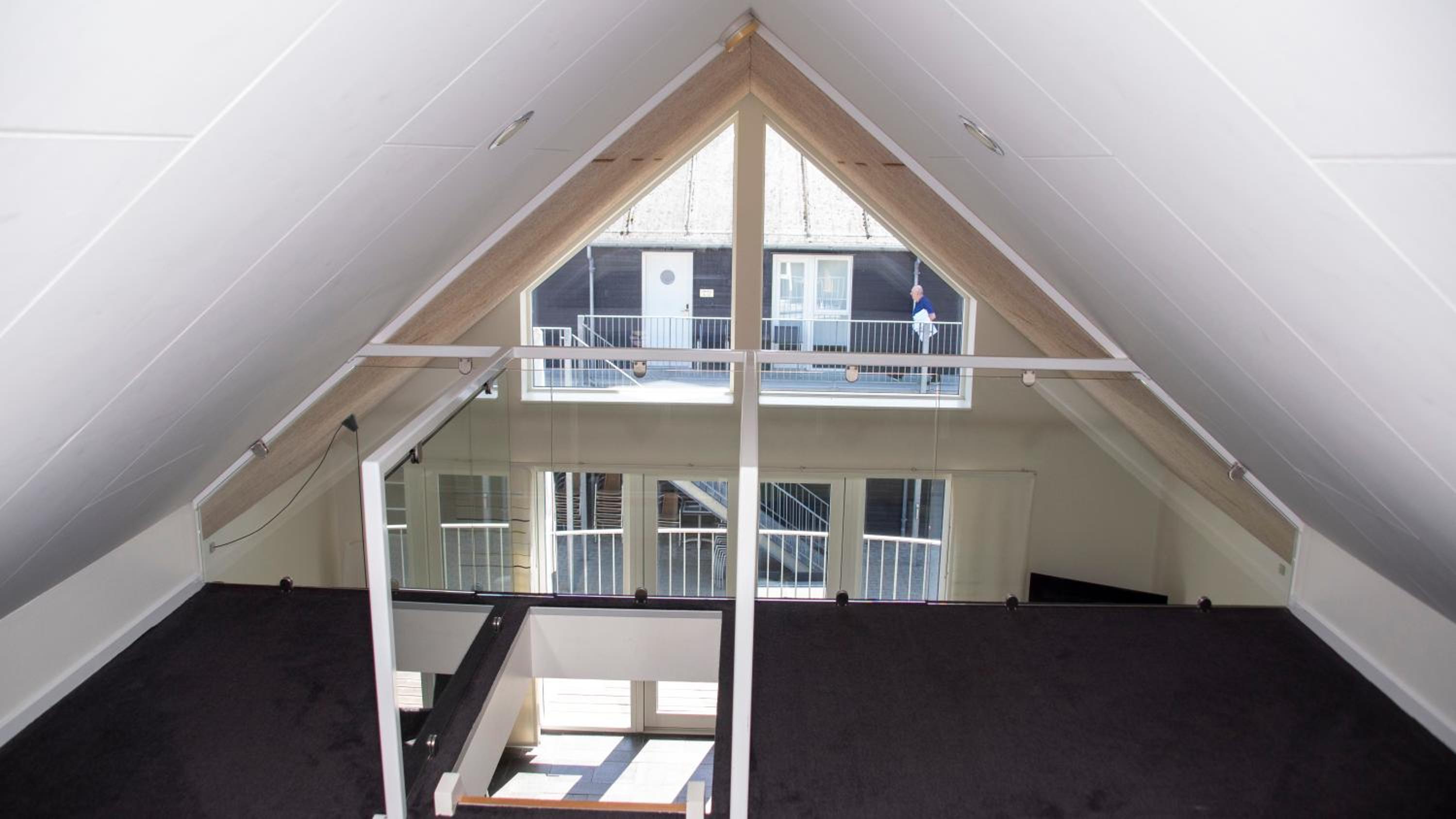  Lejlighed med udsigt til gårdhaven, 1 sal. Med hems. Max 6 pers