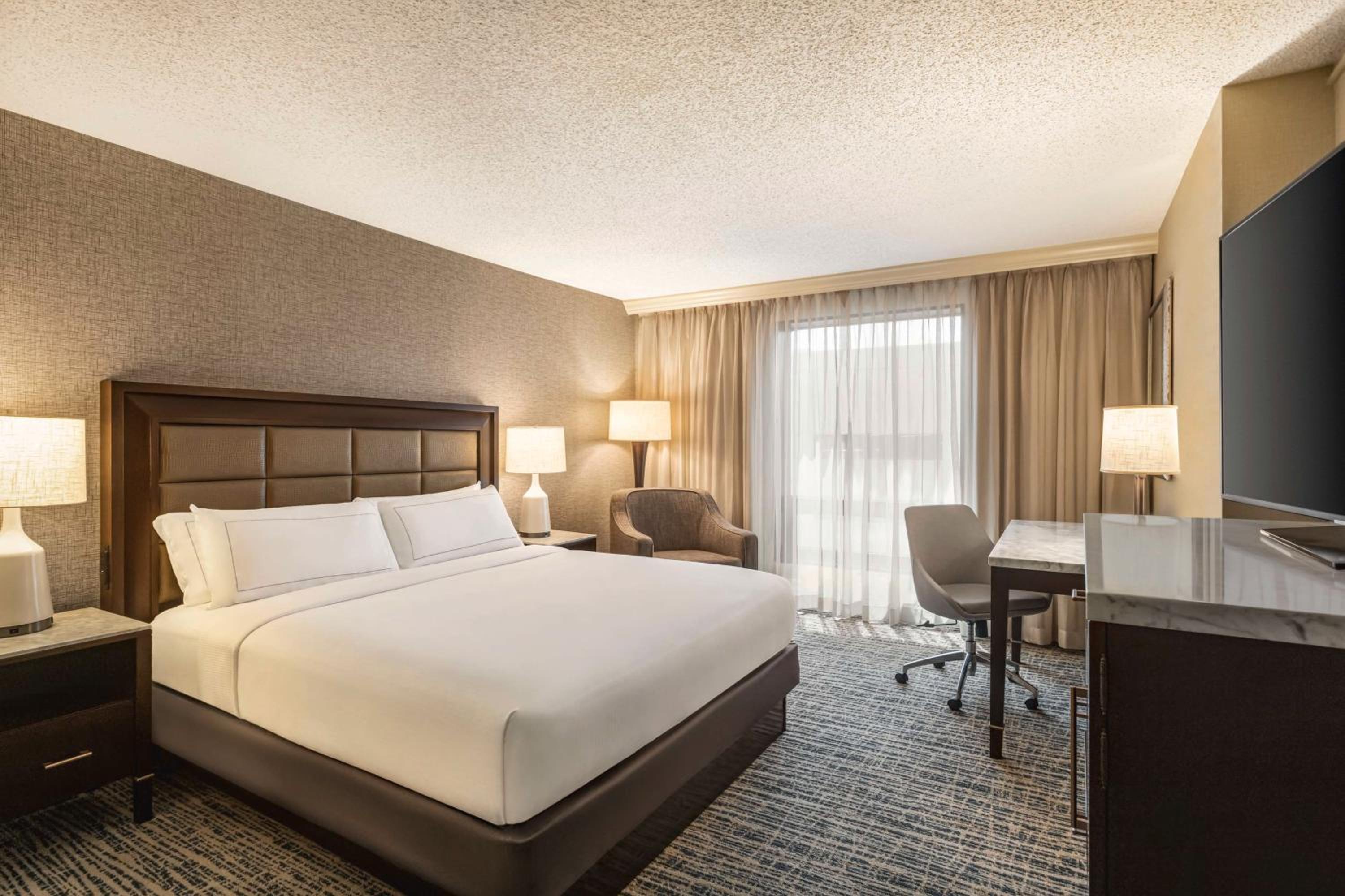 King Room with Roll-In Shower - Hearing Accessible