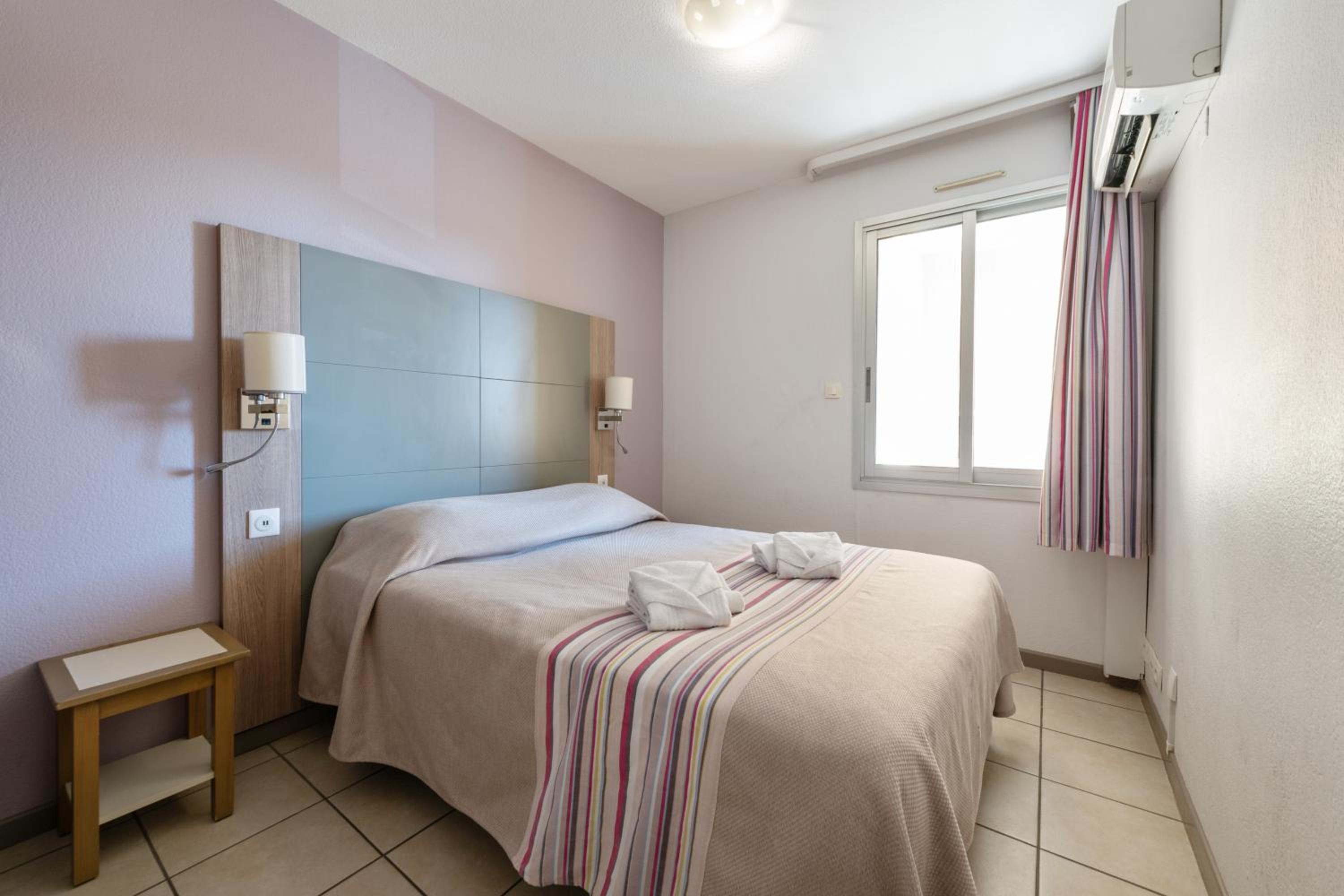 One-Bedroom Apartment with Sleeping Alcove and Air Conditioning (6 People)