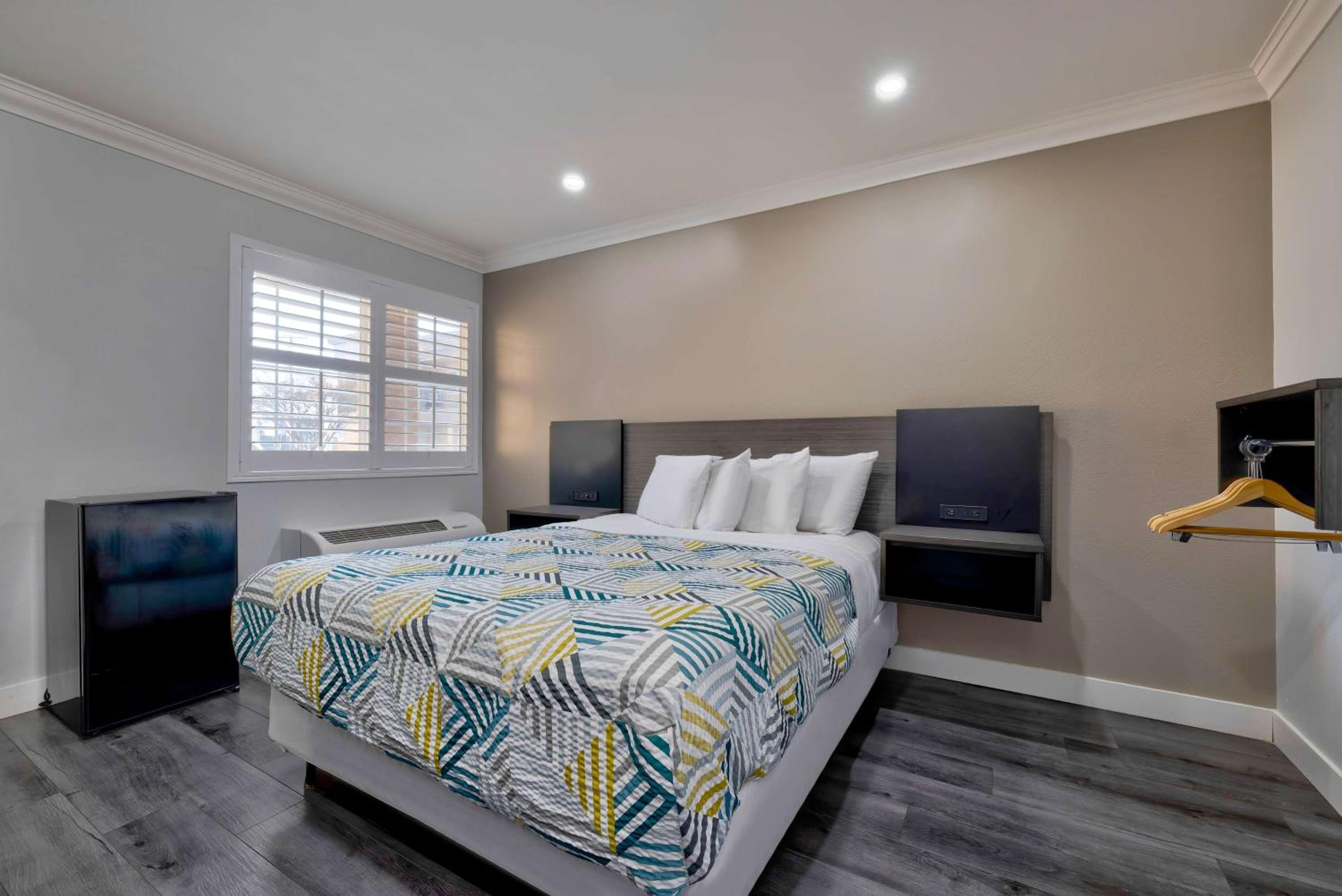 Queen Room - Disability Access - Non-Smoking