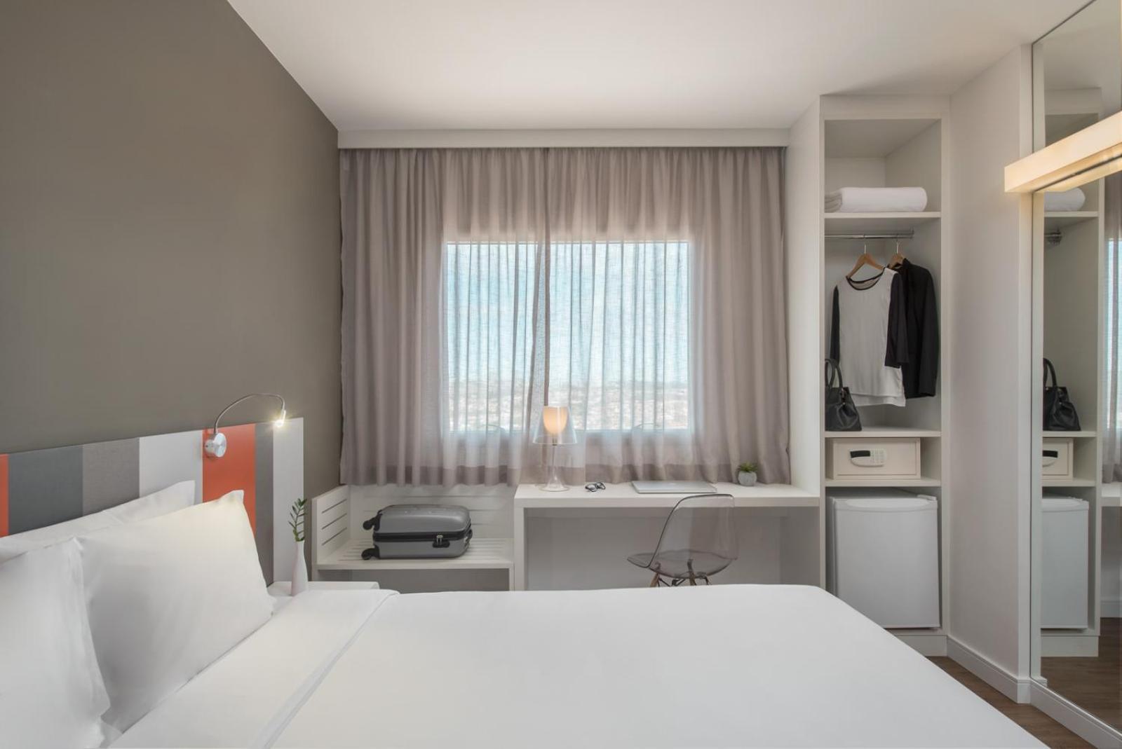 Standard Double - 1 Queen Bed