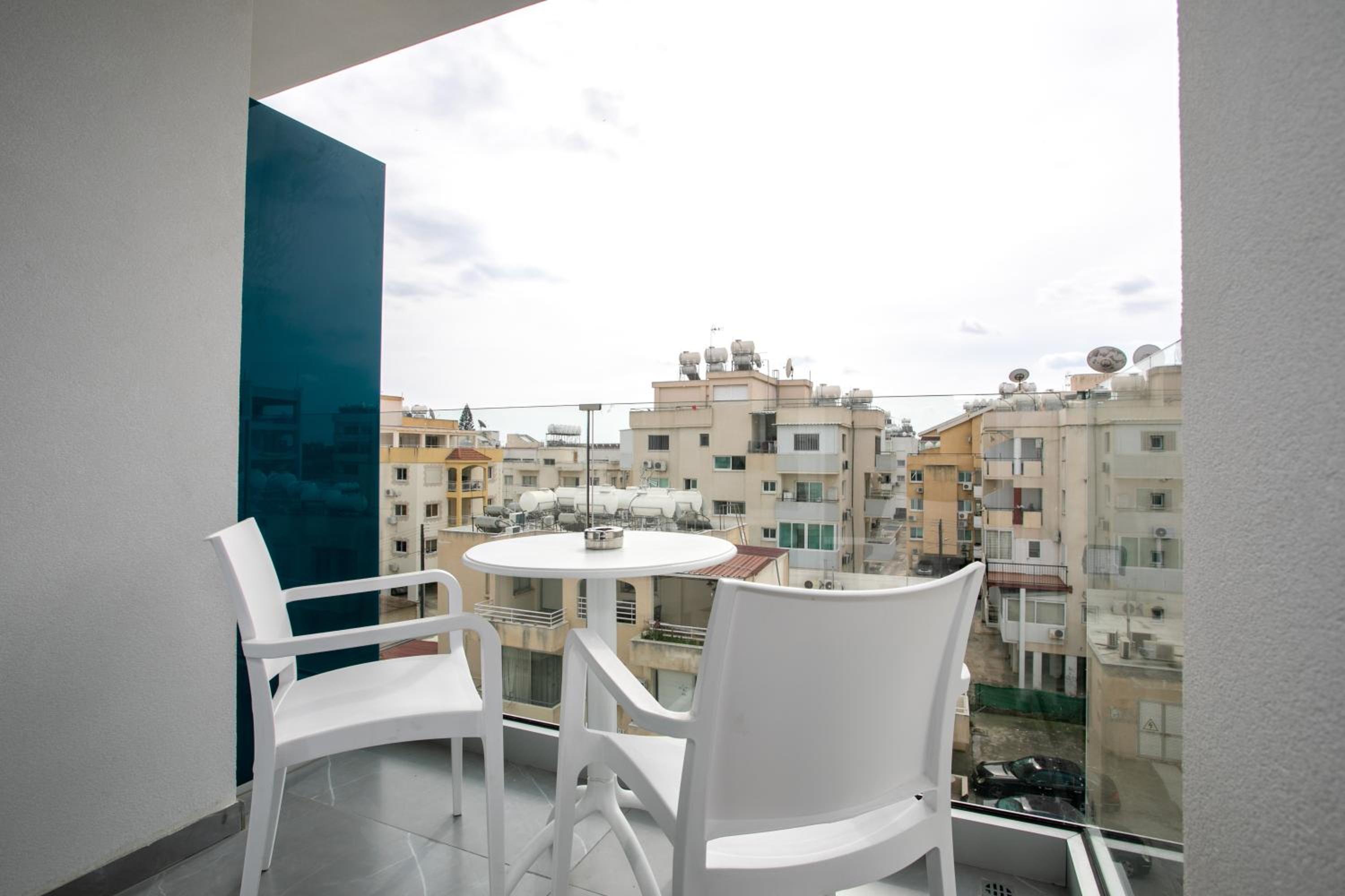 Suite with Queen Bed and Kitchen - Non-Smoking