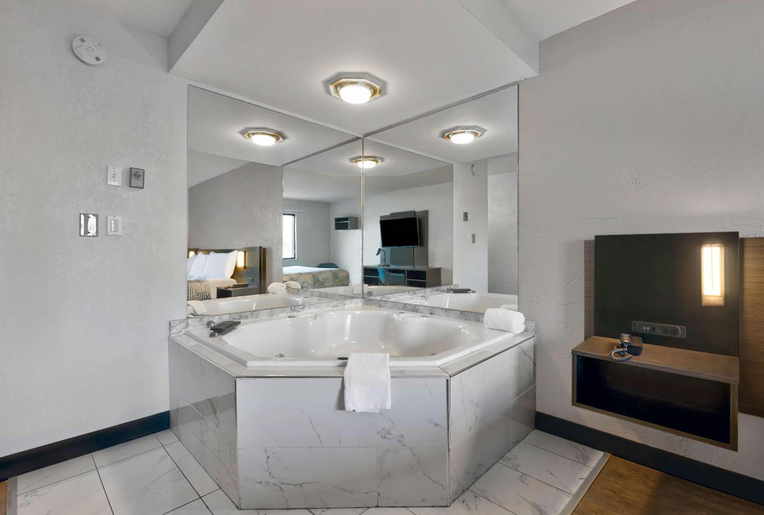 King Room with Spa Bath - Non-Smoking